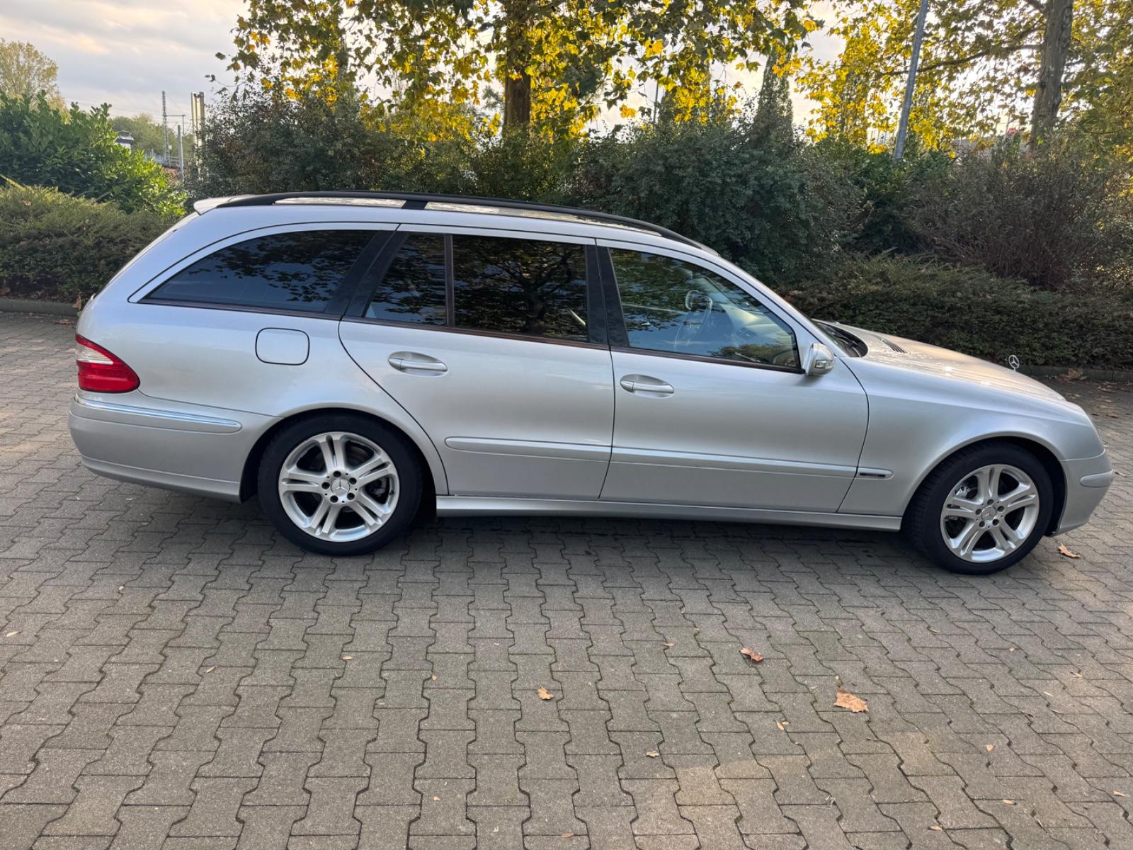 Mercedes-Benz E200 2005 — rear view