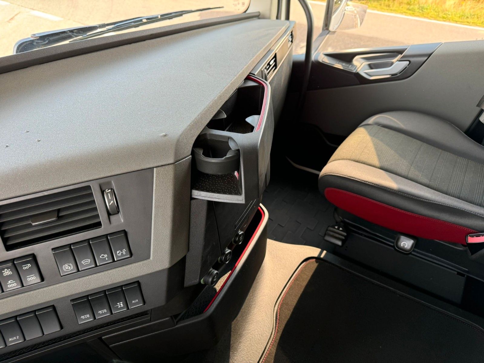 Fahrzeugabbildung Volvo FH 540 8x4 EU6 Retarder Lenk/Lift KESLA LK 9,4m