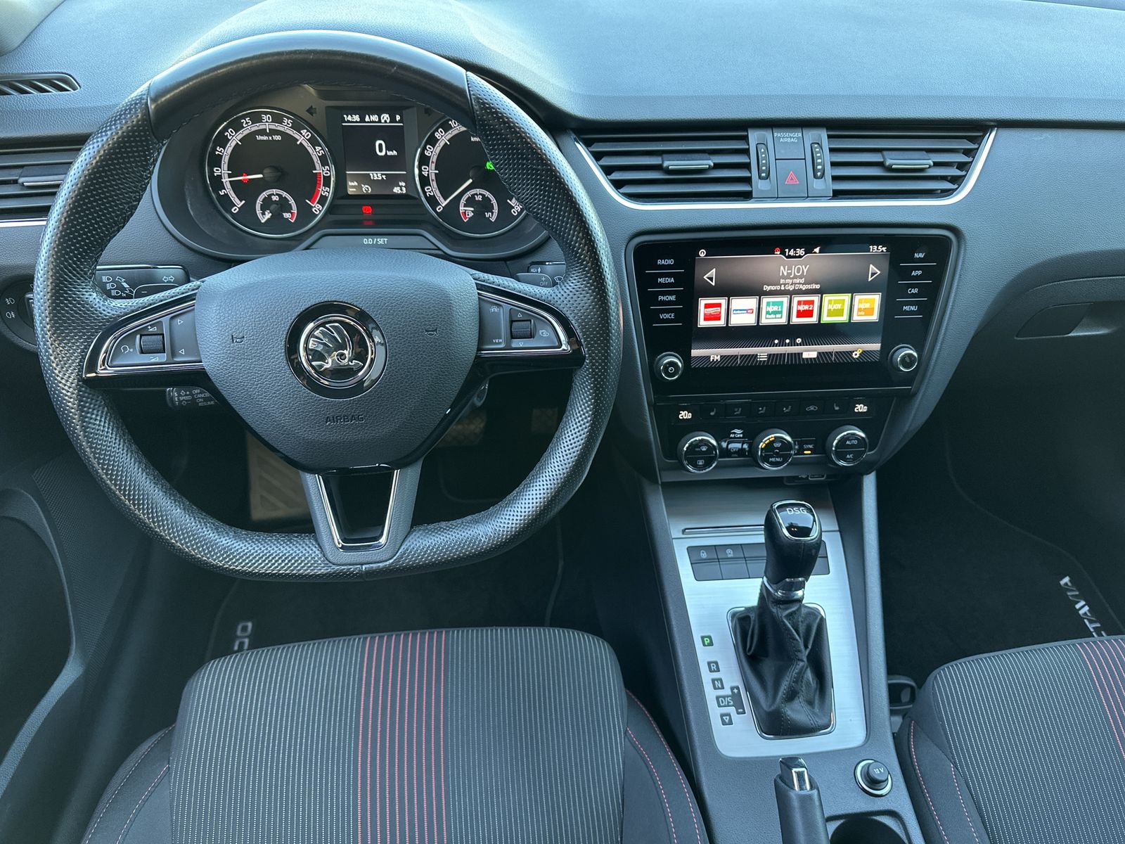 Fahrzeugabbildung SKODA Octavia Combi 2.0 TDI DSG Sport NAV+LED+ACC+17ZO