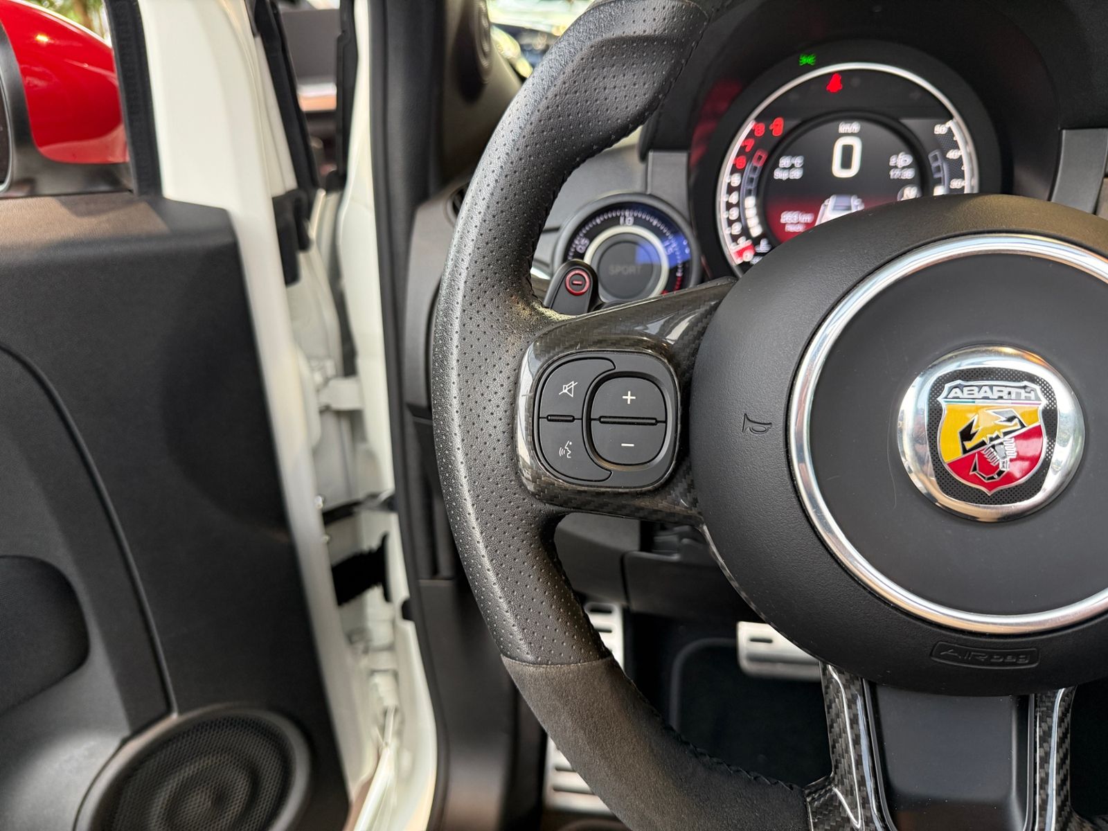 Fahrzeugabbildung Abarth 695C SABELT BREMBO RED-Paket CarPlay