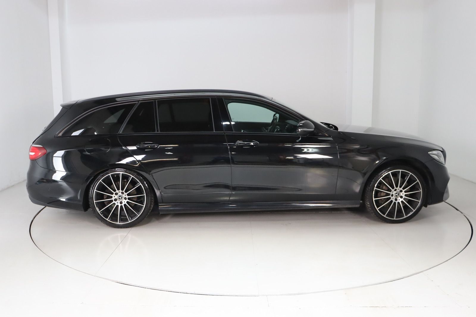 Fahrzeugabbildung Mercedes-Benz E 400 d 4Matic AMG-Paket * Multibeam * 360°