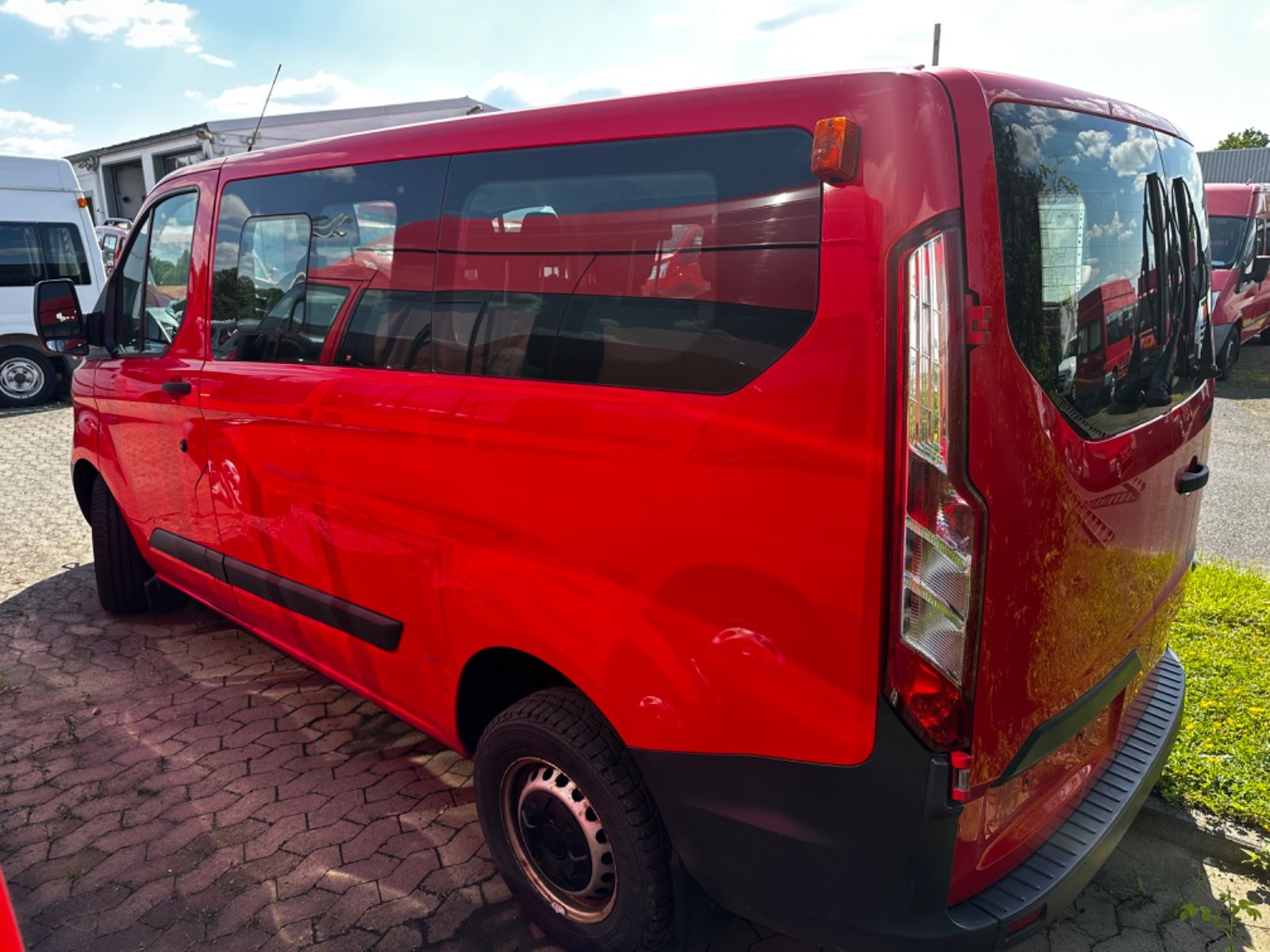 Fahrzeugabbildung Ford Transit Custom Kombi 9 Sitzer 1626 Motorschaden