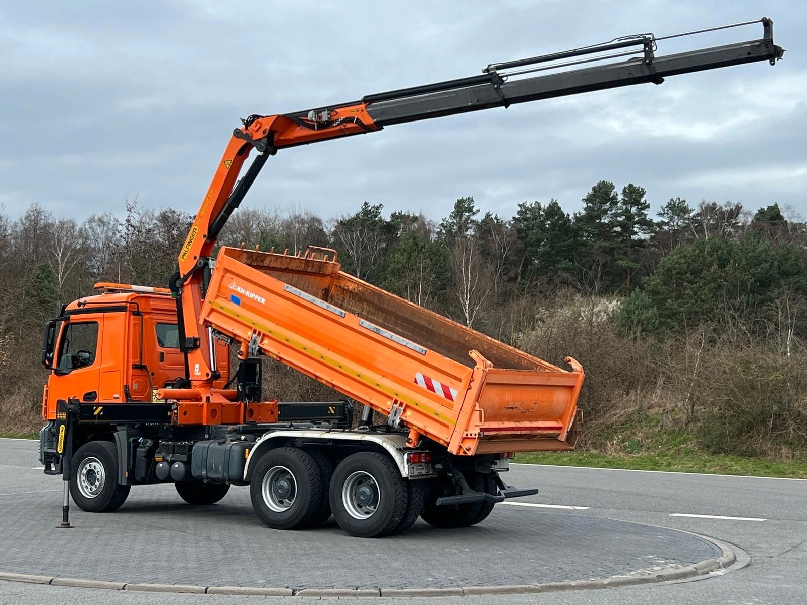 Fahrzeugabbildung Mercedes-Benz Arocs 2643 Kipper PK 18002 Kran Bordmatik