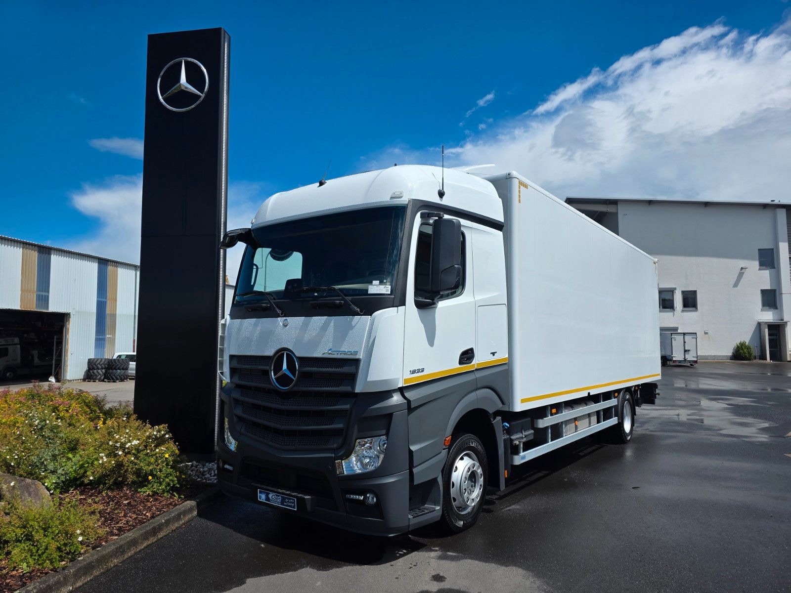Fahrzeugabbildung Mercedes-Benz Actros 1833 L Retarder 2x Bett LBW Bär 1.500kg