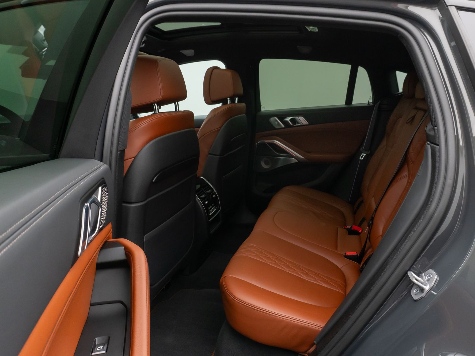 Fahrzeugabbildung BMW X6 M50i Panorama Laser 360°HUD DAB B&W AHK 22"