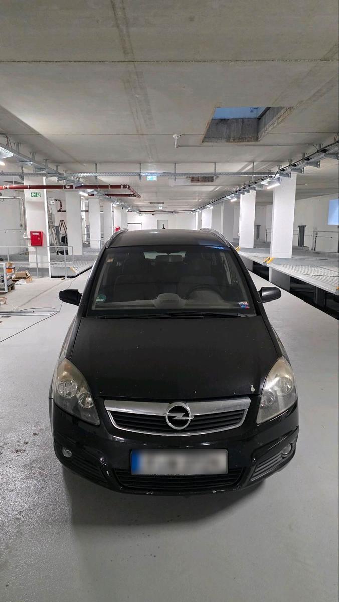 Opel Zafira 2006 — rear view