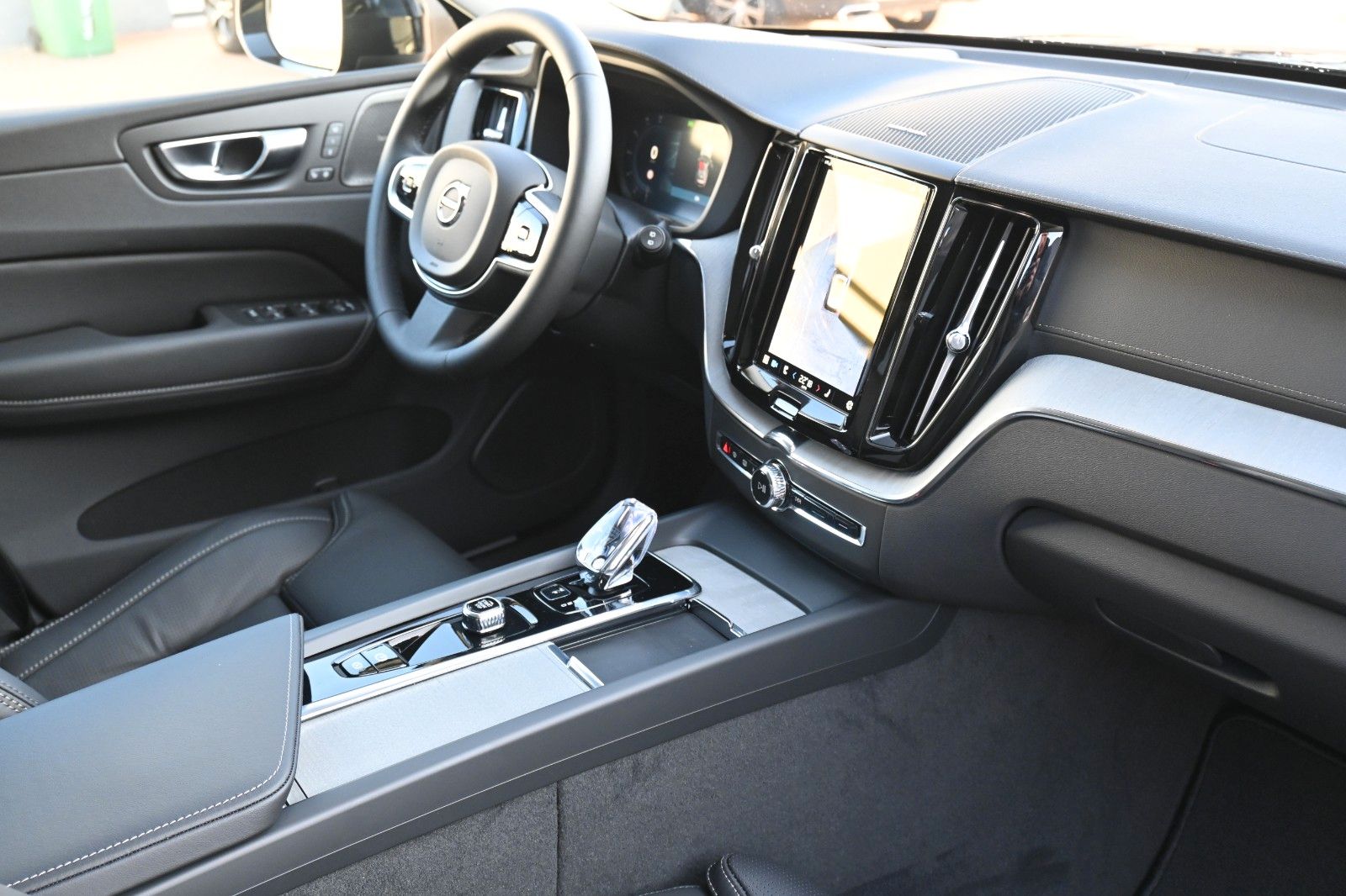 Fahrzeugabbildung Volvo XC60 B5 AWD Ultra Dark*LUFT*360°*ACC*AHK