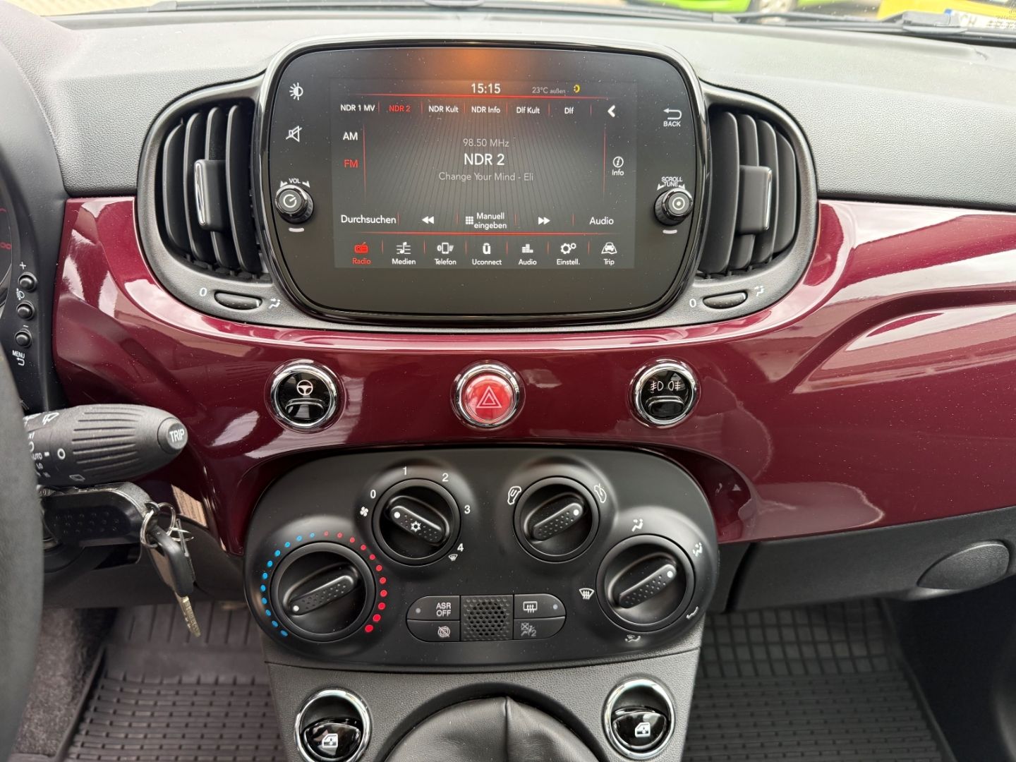 Fahrzeugabbildung Fiat 500 Lounge Pano CarPlay Temp PDC ALU BT Berganfa