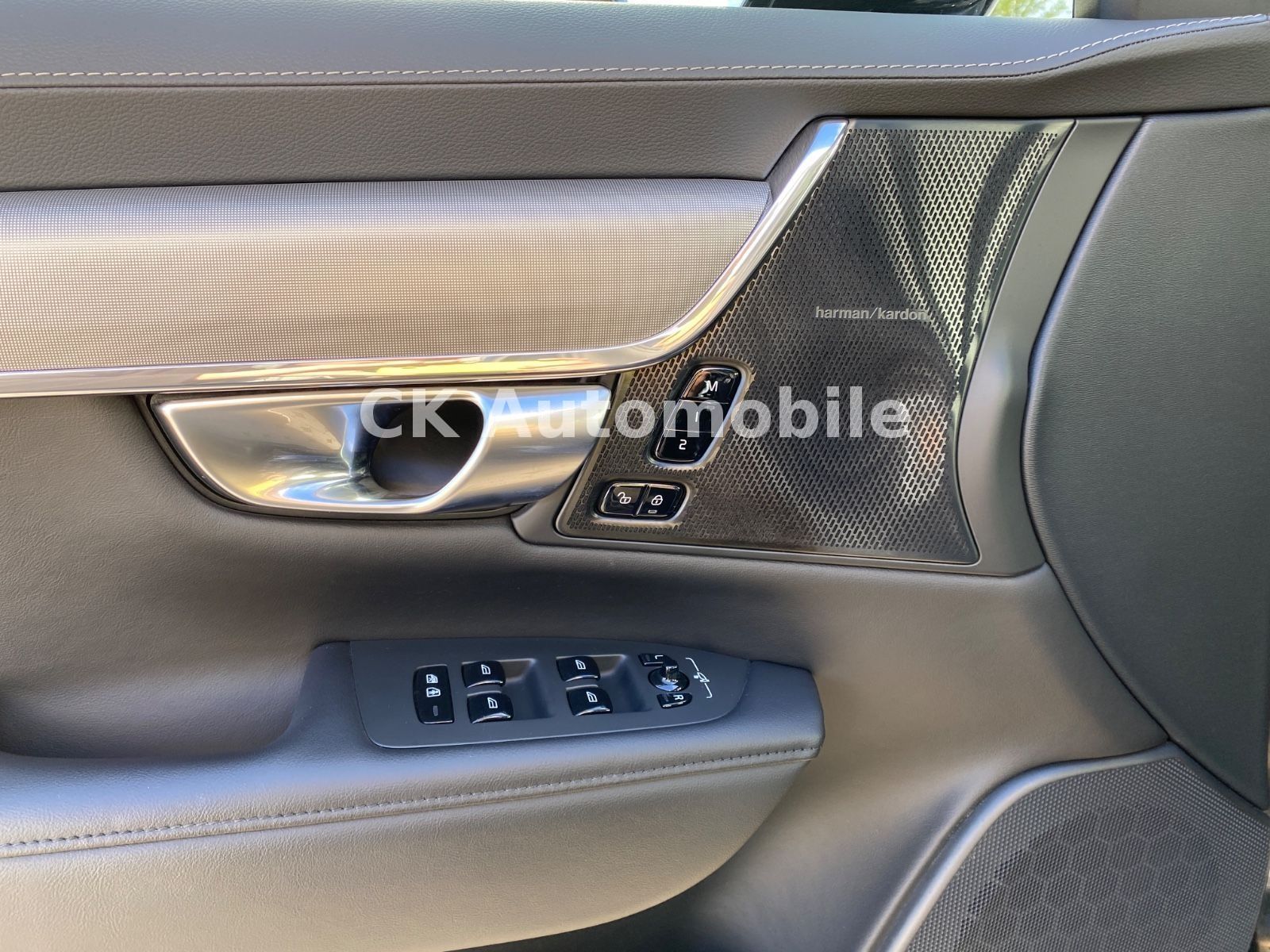 Fahrzeugabbildung Volvo V90 B5 Ultimate Dark AWD/BLIS/Pano/Head-Up/AHK