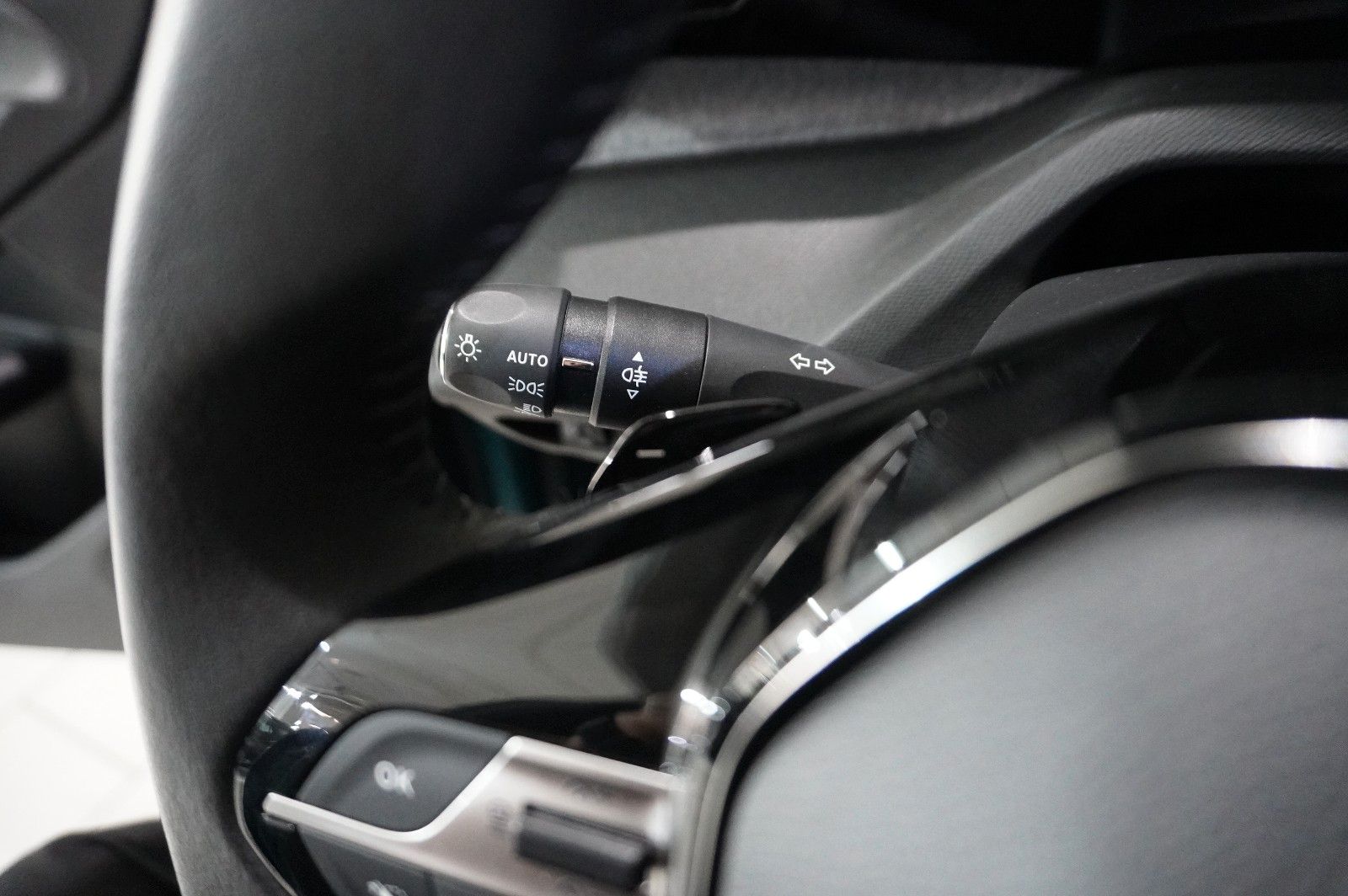 Fahrzeugabbildung Peugeot 308 SW 1.2 HYBRID ALLURE DSC NAVI/LED/KAMERA/DAB
