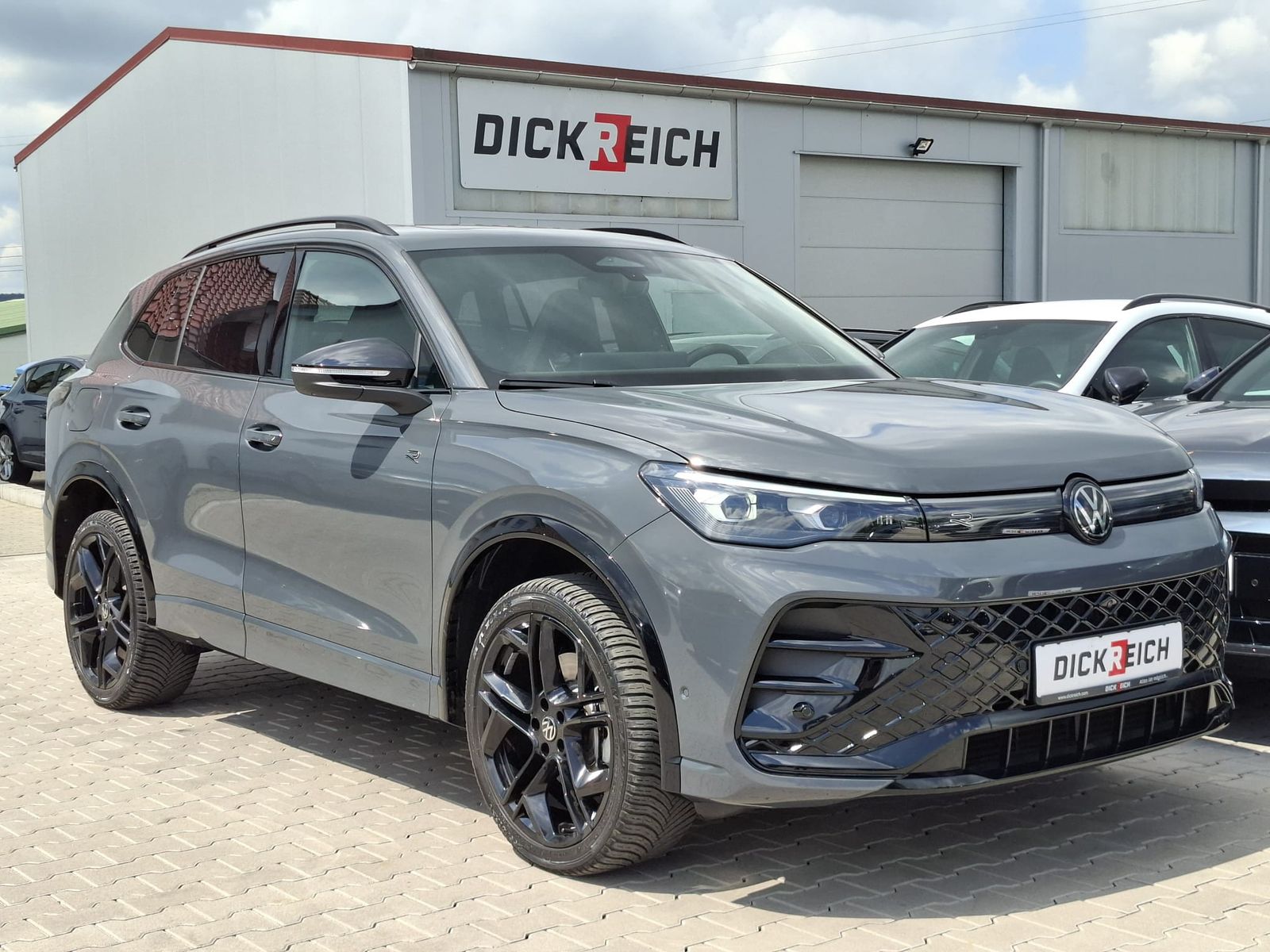 Fahrzeugabbildung Volkswagen Tiguan 2.0 TDI 4M R-Line BLACK*PAN*HK*AHK*MATRIX
