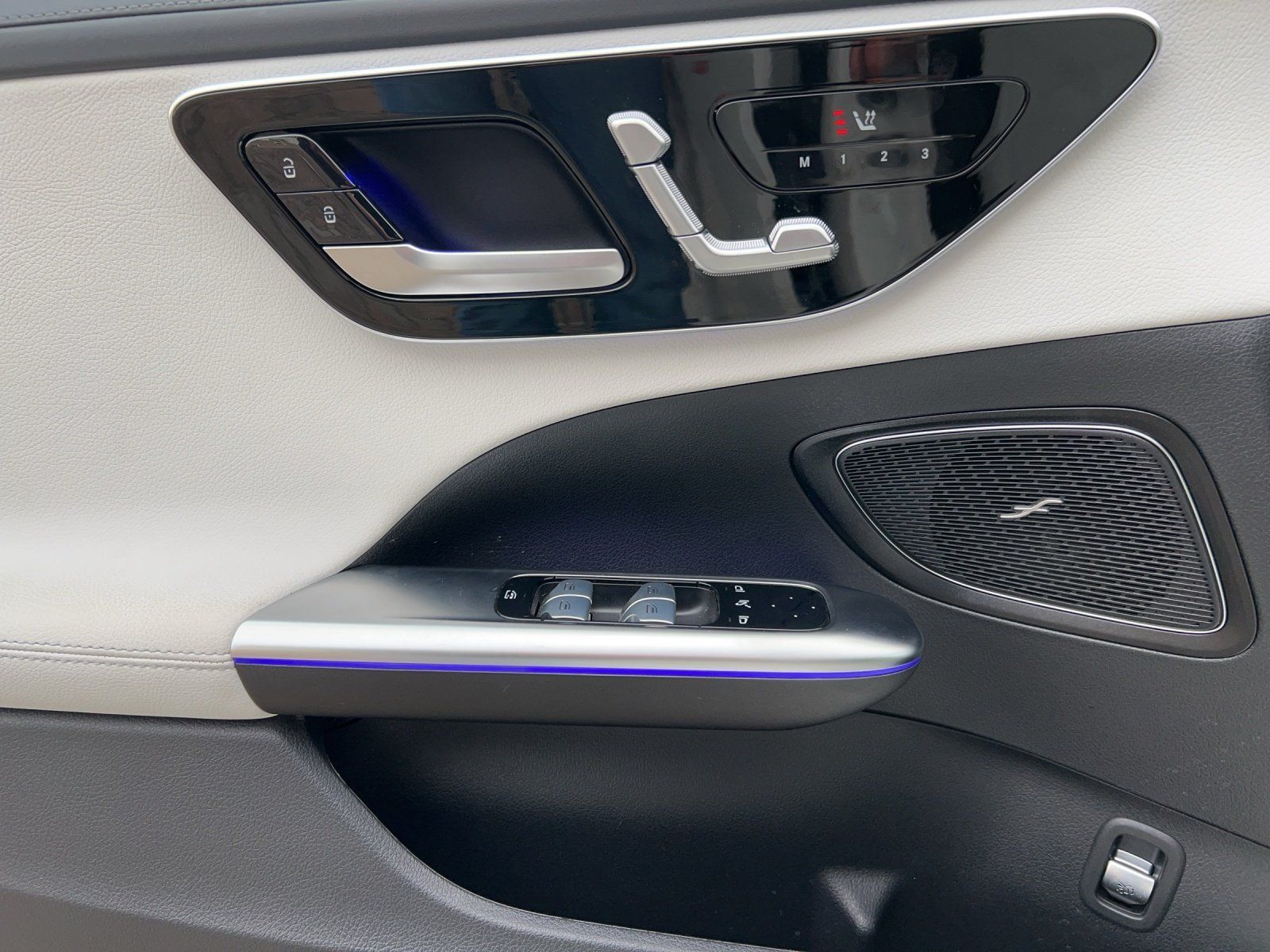 Fahrzeugabbildung Mercedes-Benz C 220 d T AMG AHK Night DISTRO 360° Memory 19"