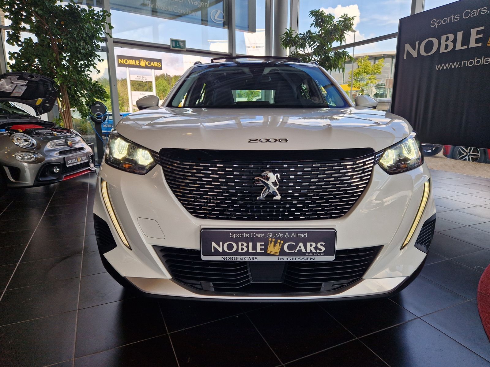 Fahrzeugabbildung Peugeot 2008 Allure PANO KLIMA LED NAVI ALU