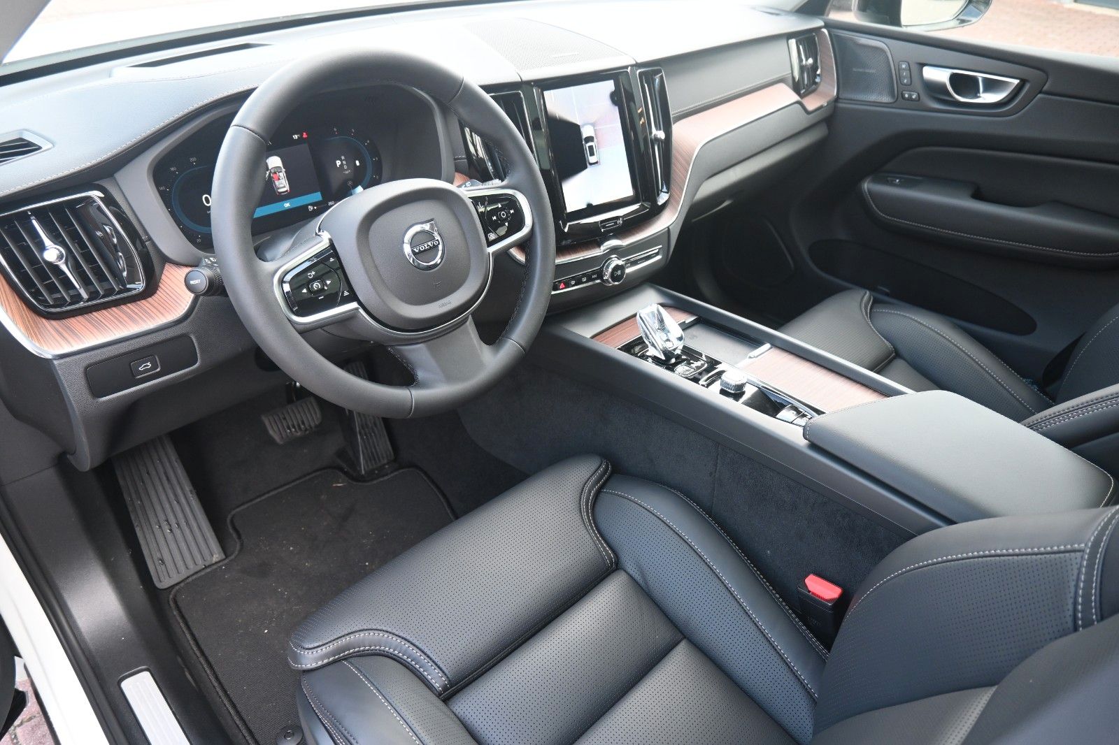 Fahrzeugabbildung Volvo XC60 B4 D AWD Ultimate Dark*STDHZG*360°*LUFT*ACC