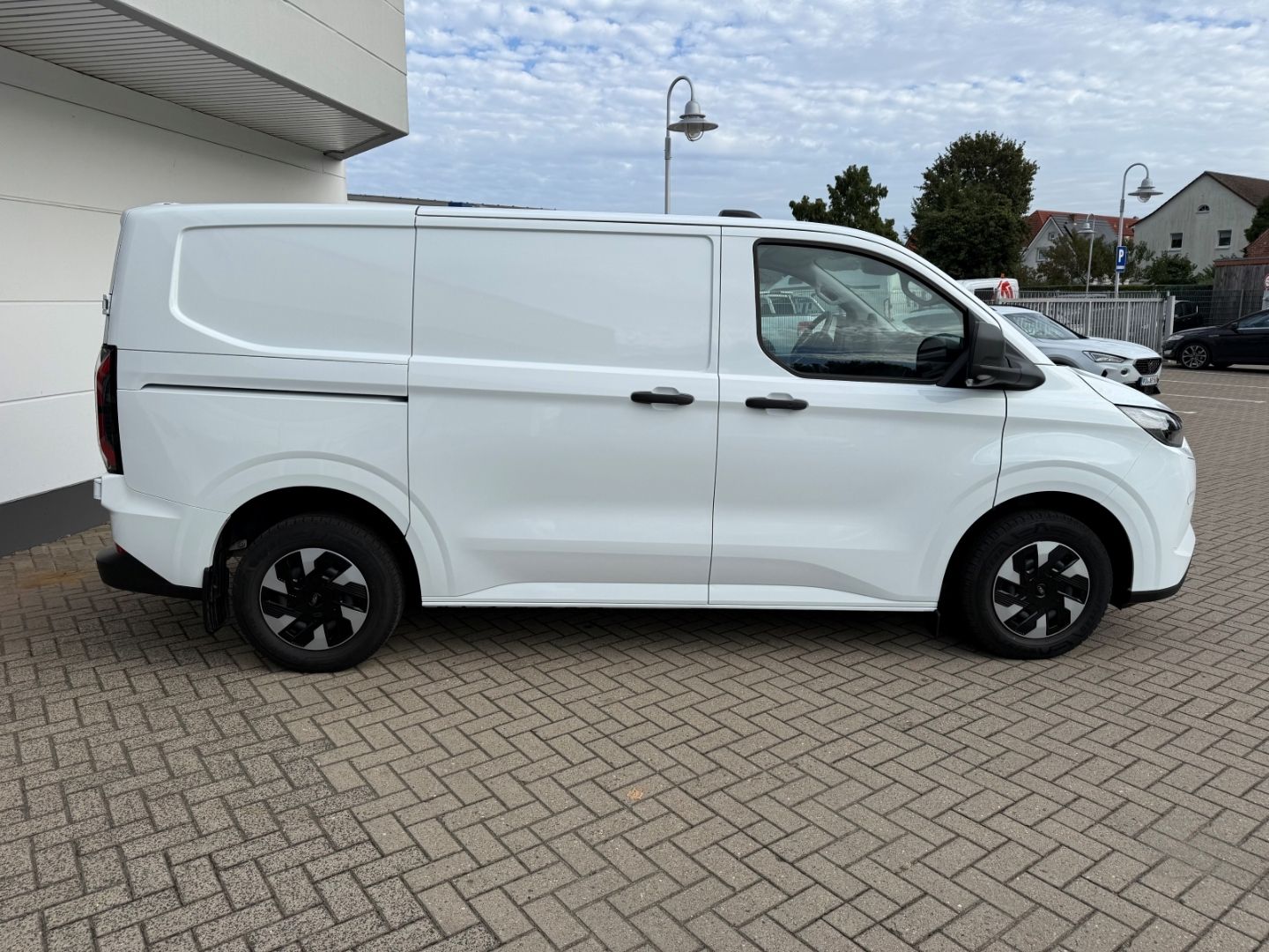 Fahrzeugabbildung Ford Transit Custom RWD E-Transit Kasten 320 L1 Trend