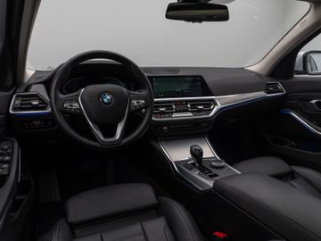Fahrzeugabbildung BMW 320d xDLuxury Line DAB HiFi PDC Stop&Go Komfort