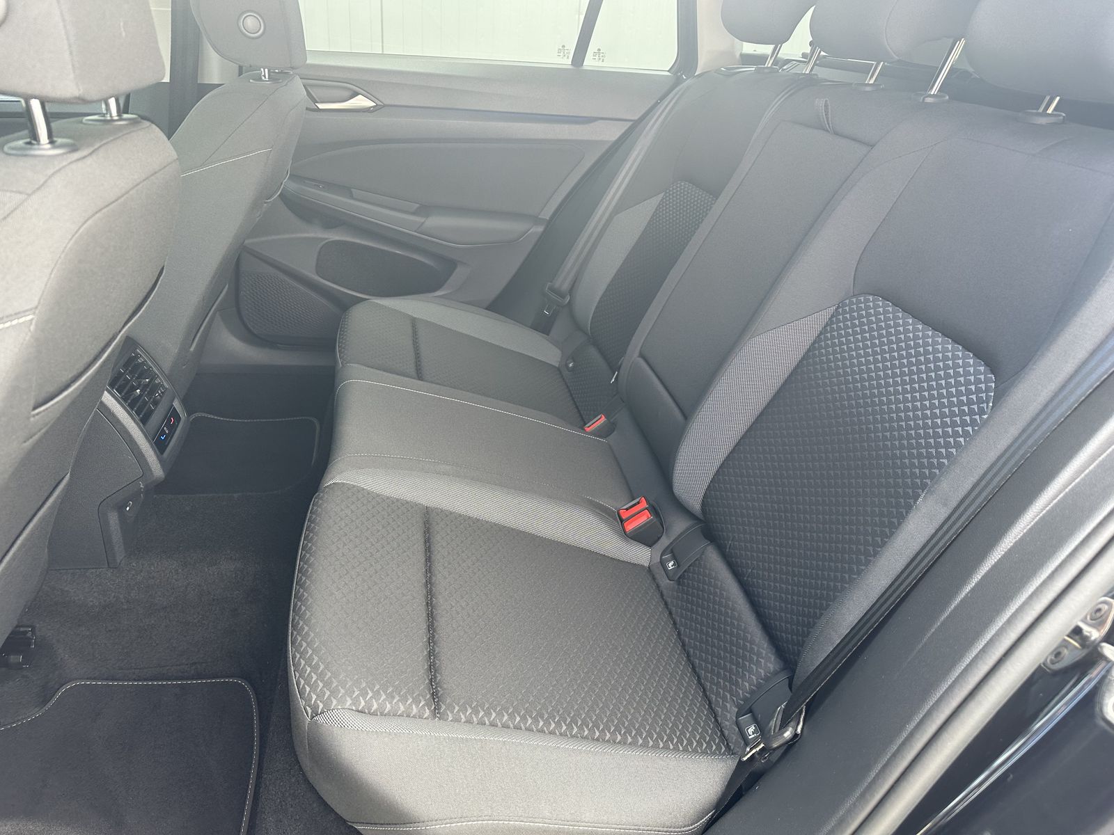 Fahrzeugabbildung Volkswagen Golf Variant 2.0 TDI DSG Active NAV+LED+ACC+SHZ