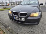 BMW 320d E90, TÜV 8/27, Scheckheft+viel Extras - BMW in Frankfurt (Main): 2.8