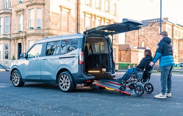 Ford Tourneo Courier 'RE' Rollstuhlgerecht-Rampe 4+1