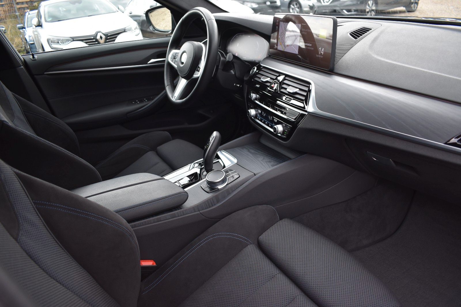 Fahrzeugabbildung BMW 530d Touring xDrive MSport LASER/HUD/KEYLESS/AHK