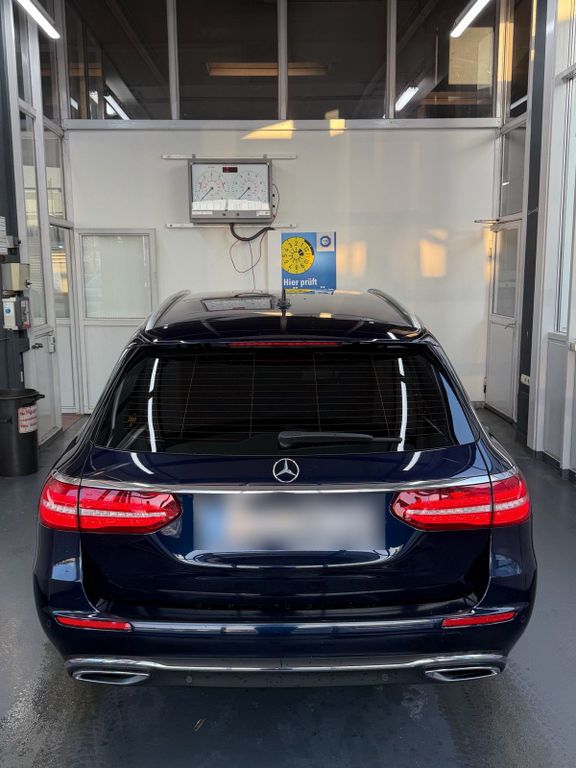 Image of Mercedes-Benz E 220