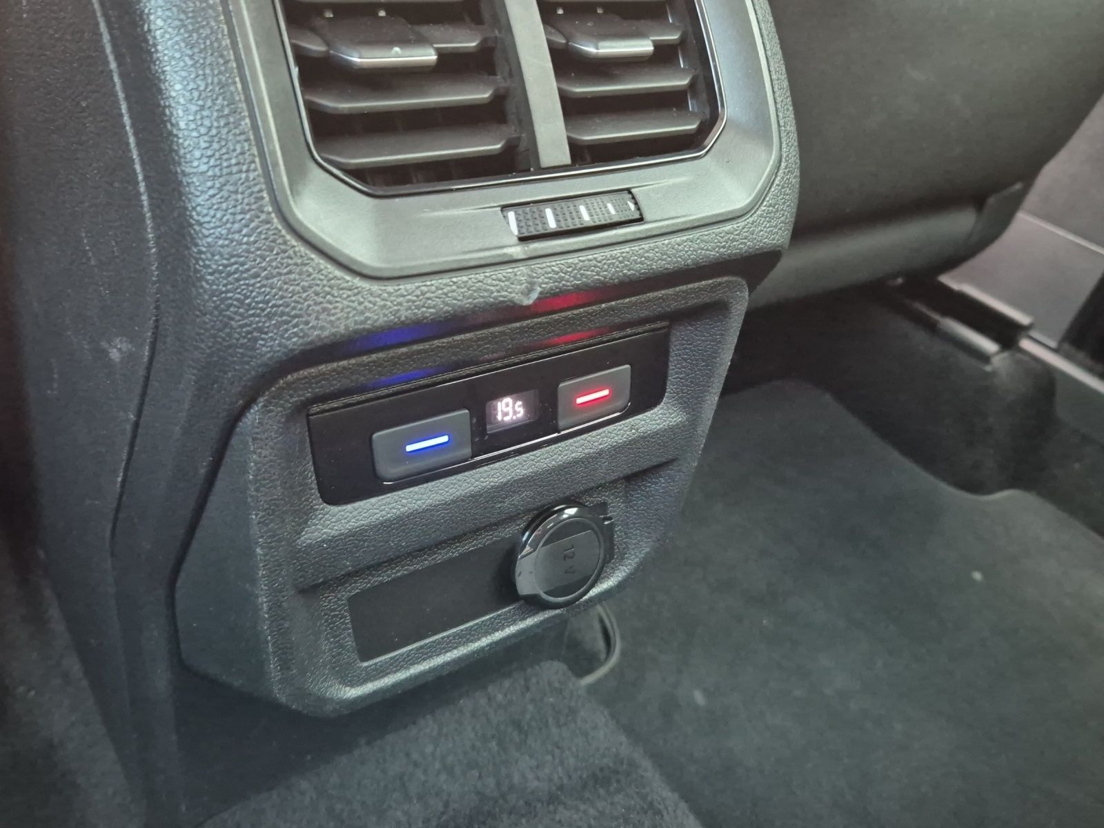 Fahrzeugabbildung Volkswagen Tiguan TSI Life LED AHK Navi Pano ACC Park-Assis