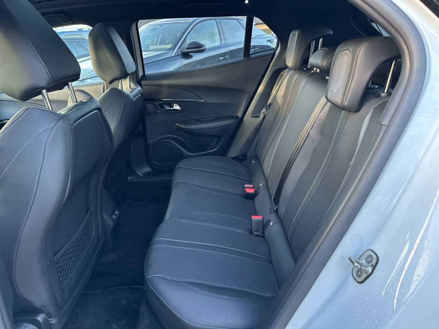 Fahrzeugabbildung Peugeot 2008 GT Elektro 136 Sportpaket El. Panodach Navi