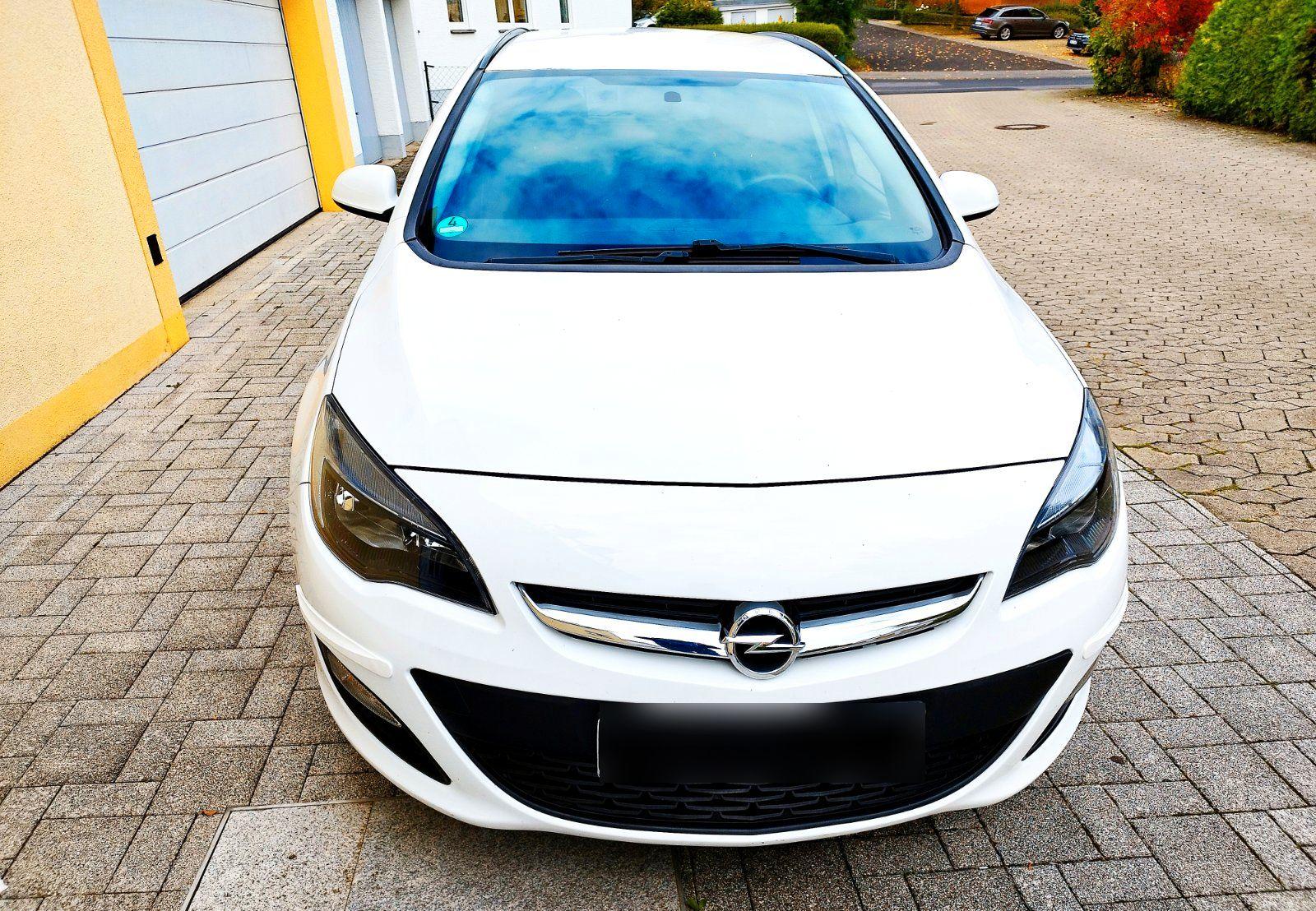 Opel Astra 2013 — салон