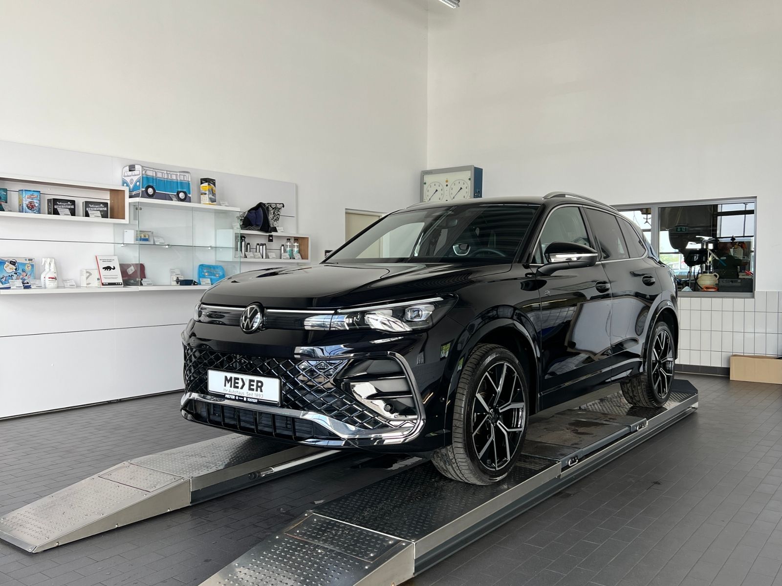 Fahrzeugabbildung Volkswagen Tiguan R-Line 2.0 TDI DSG 4MOTION *AHK, IQ.Light