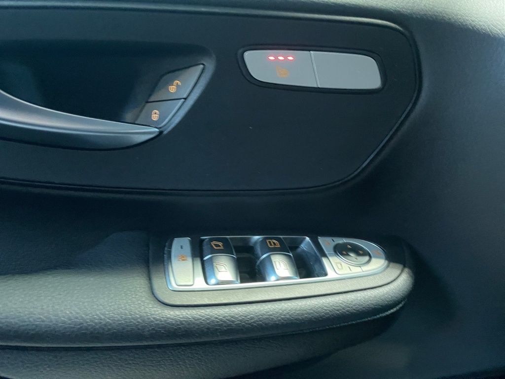 Fahrzeugabbildung Mercedes-Benz V 250 d 4MATIC ED/L AHK, Airmatic, STHZ, LED