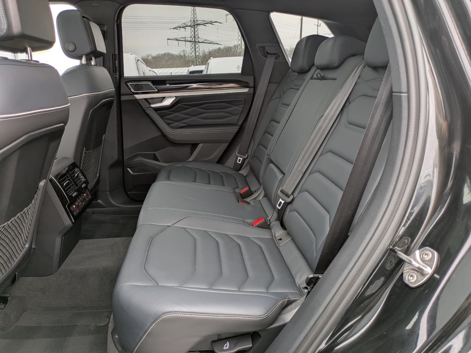 Fahrzeugabbildung Volkswagen Touareg 3.0TDI 4M R-Line VOLL Black 22" UPE 114T