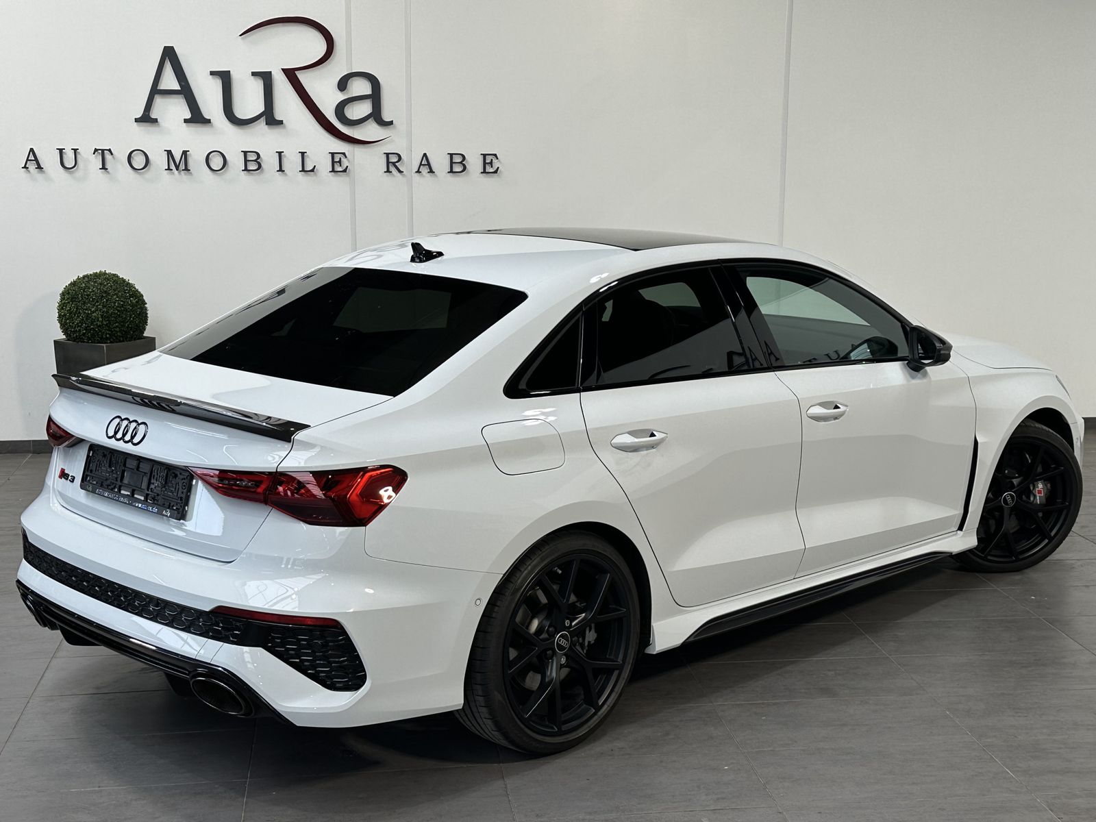 Fahrzeugabbildung Audi RS3 2.5 TFSI Qu NAV+LED+ACC+360°+PANO+B&O+HUD