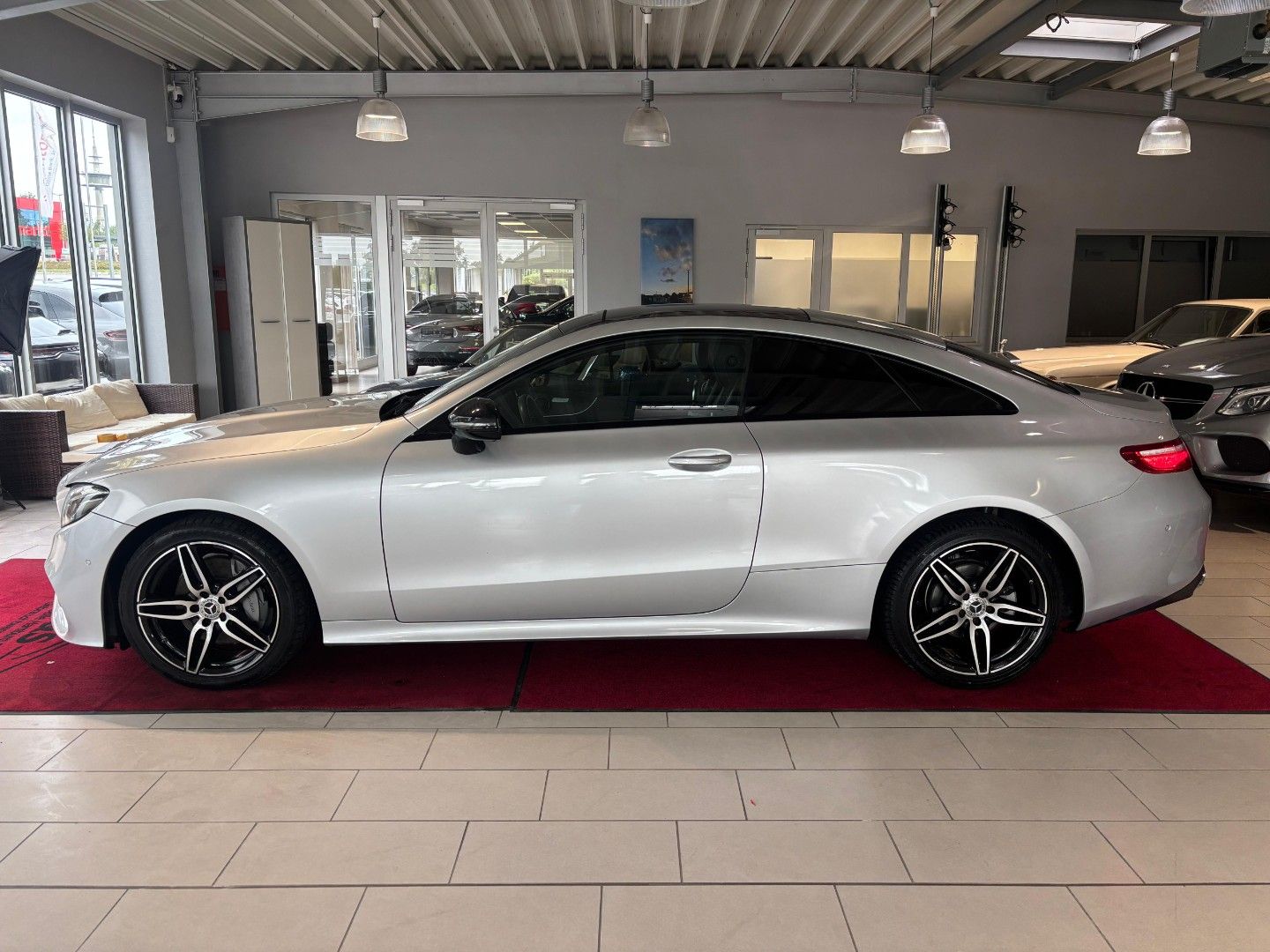 Mercedes-Benz E 220 d 4Matic COUPÉ AMG-LINE *PANO/KAMERA* imagem 2