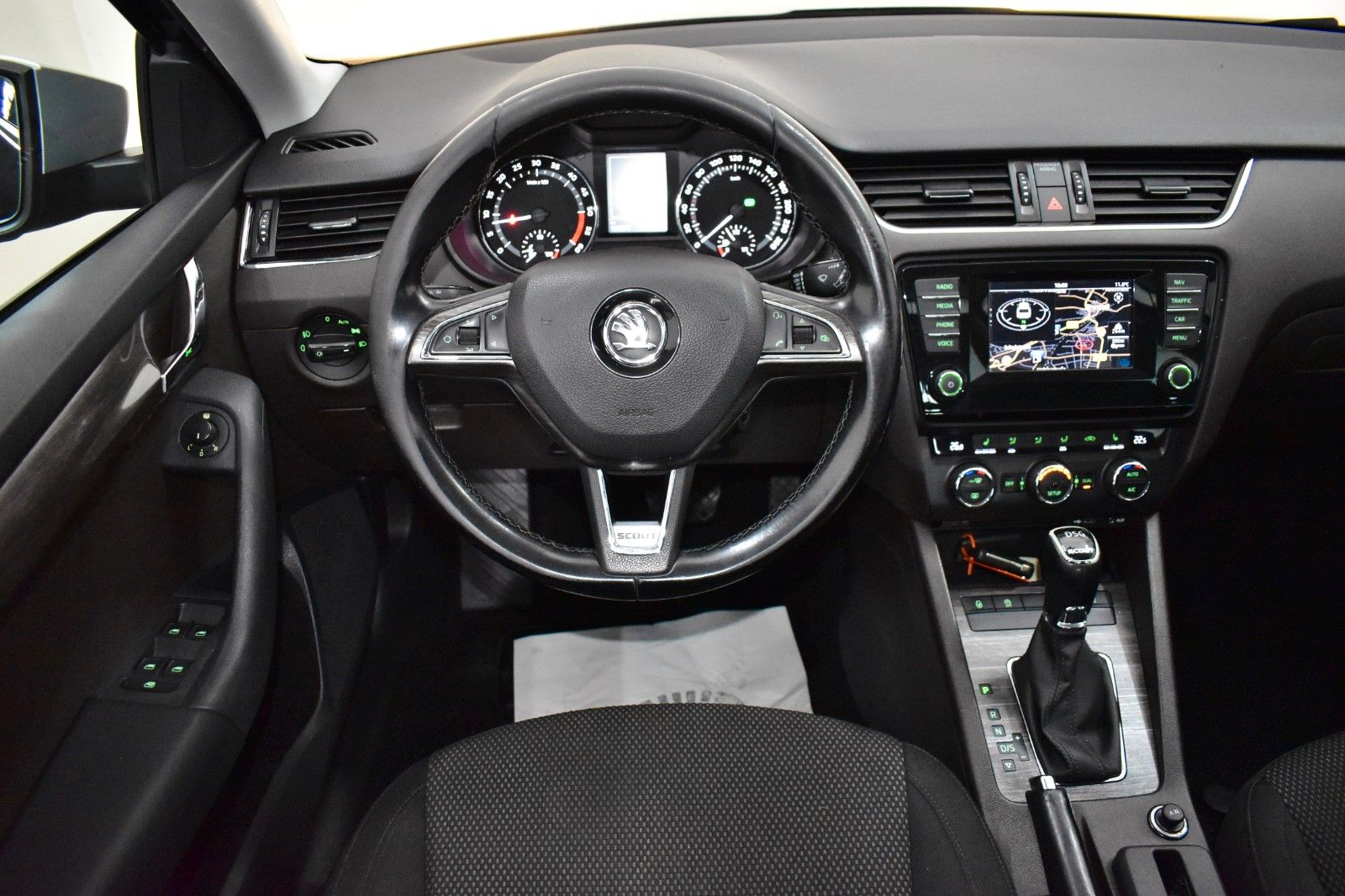 Fahrzeugabbildung SKODA Octavia Combi Scout 4x4,DSG,Navi,Panorama,AHK