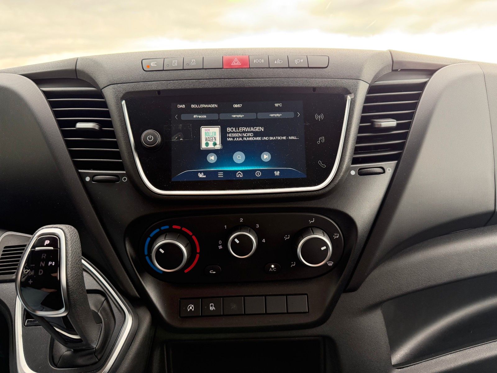 Fahrzeugabbildung Iveco Daily 35S16 A8 *R.3450mm*Automatik*AHK*7-Sitze*