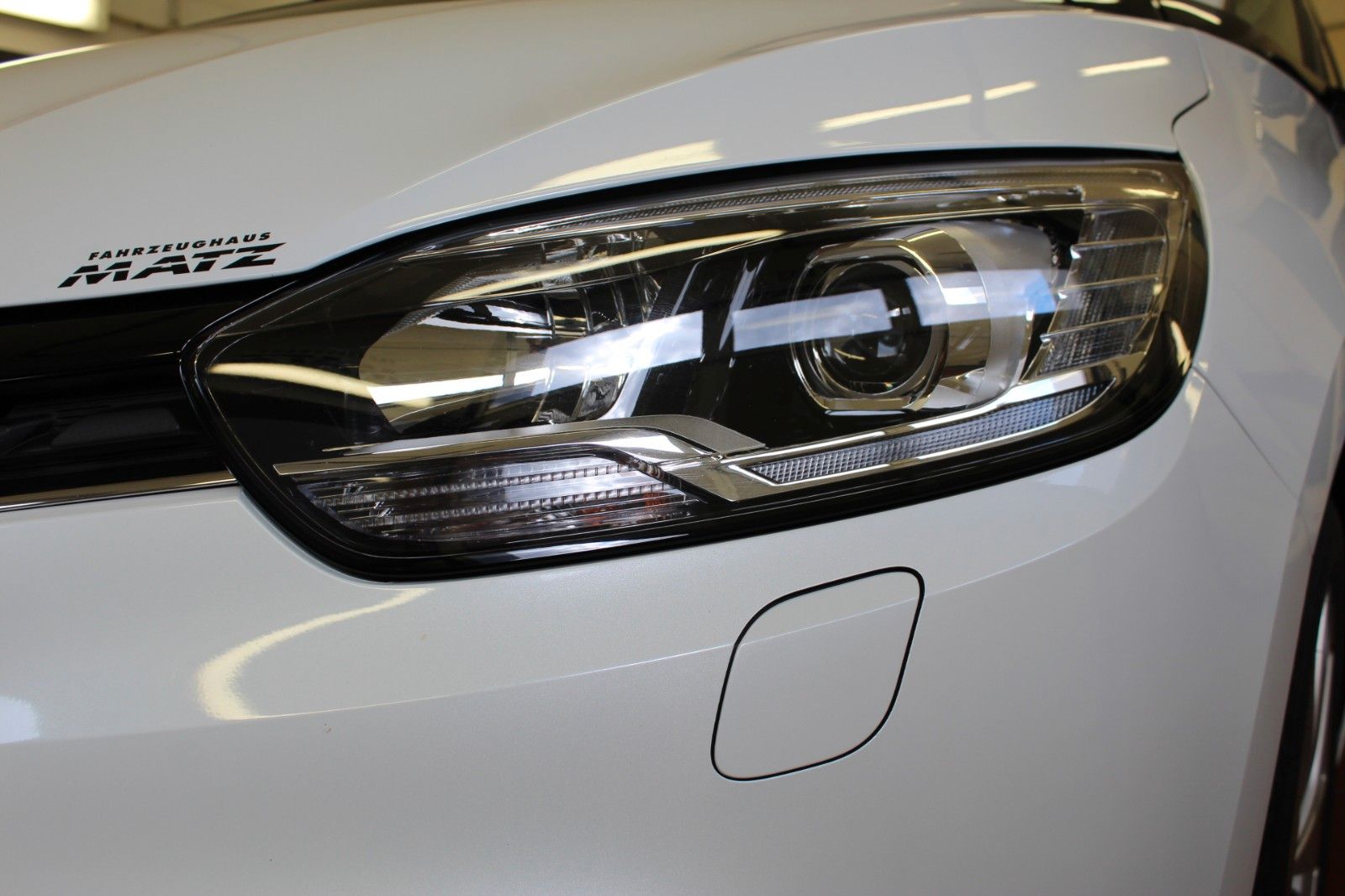 Fahrzeugabbildung Renault Grand Scenic TCe140 Limited Deluxe EDC 7-Sitzer