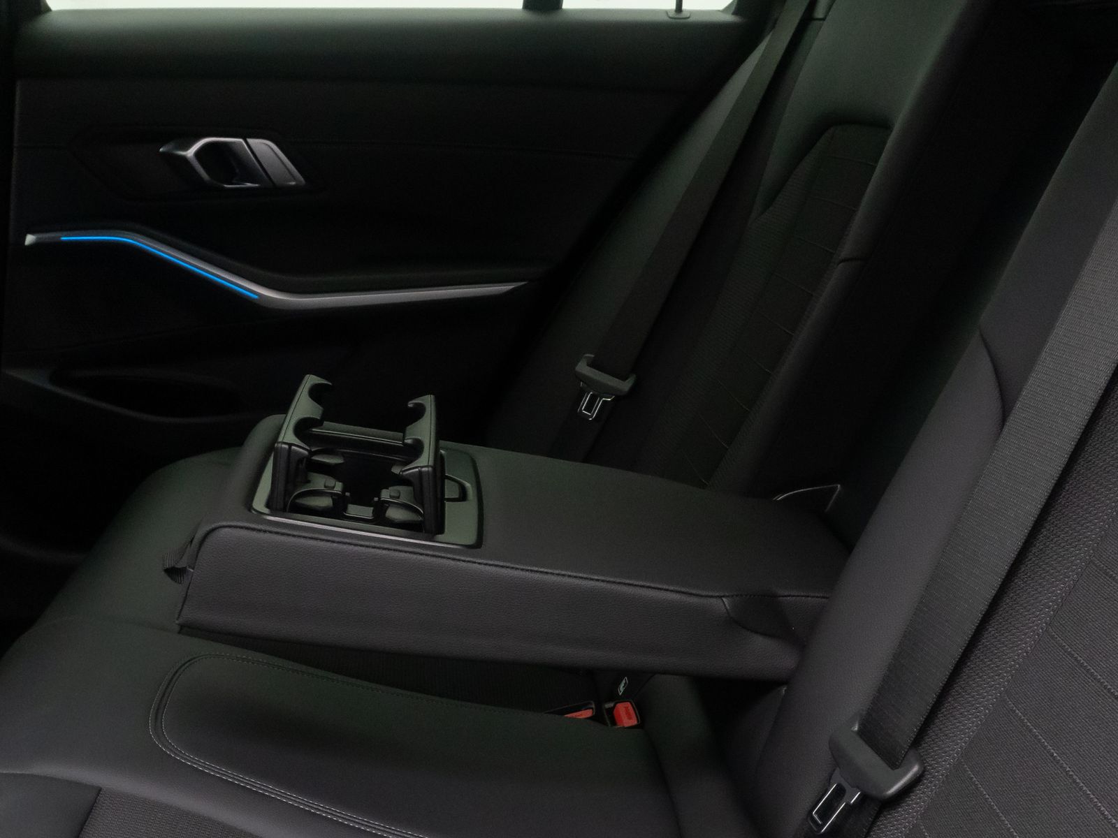 Fahrzeugabbildung BMW 318d Kamera DAB HiFi Leder Sport LED 18Zoll