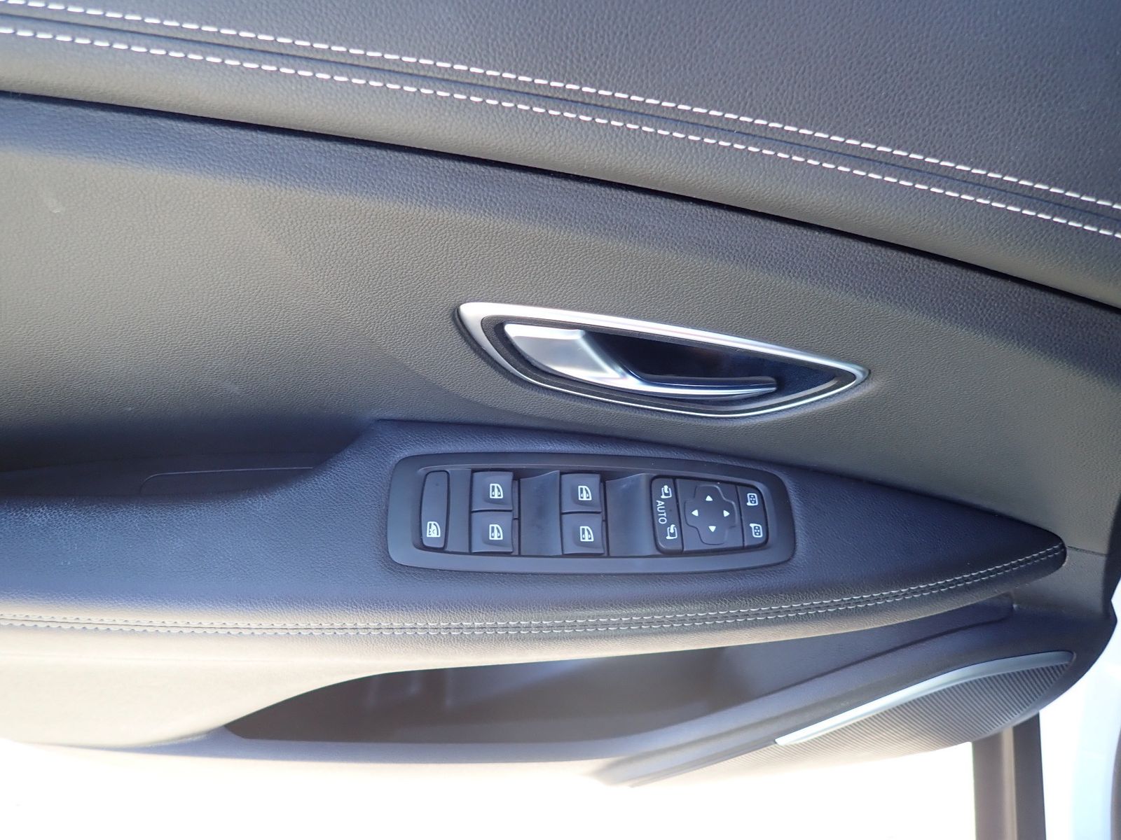 Fahrzeugabbildung Renault Scenic Black Edition TCe 140 /NAVI/GLASDACH/GJR