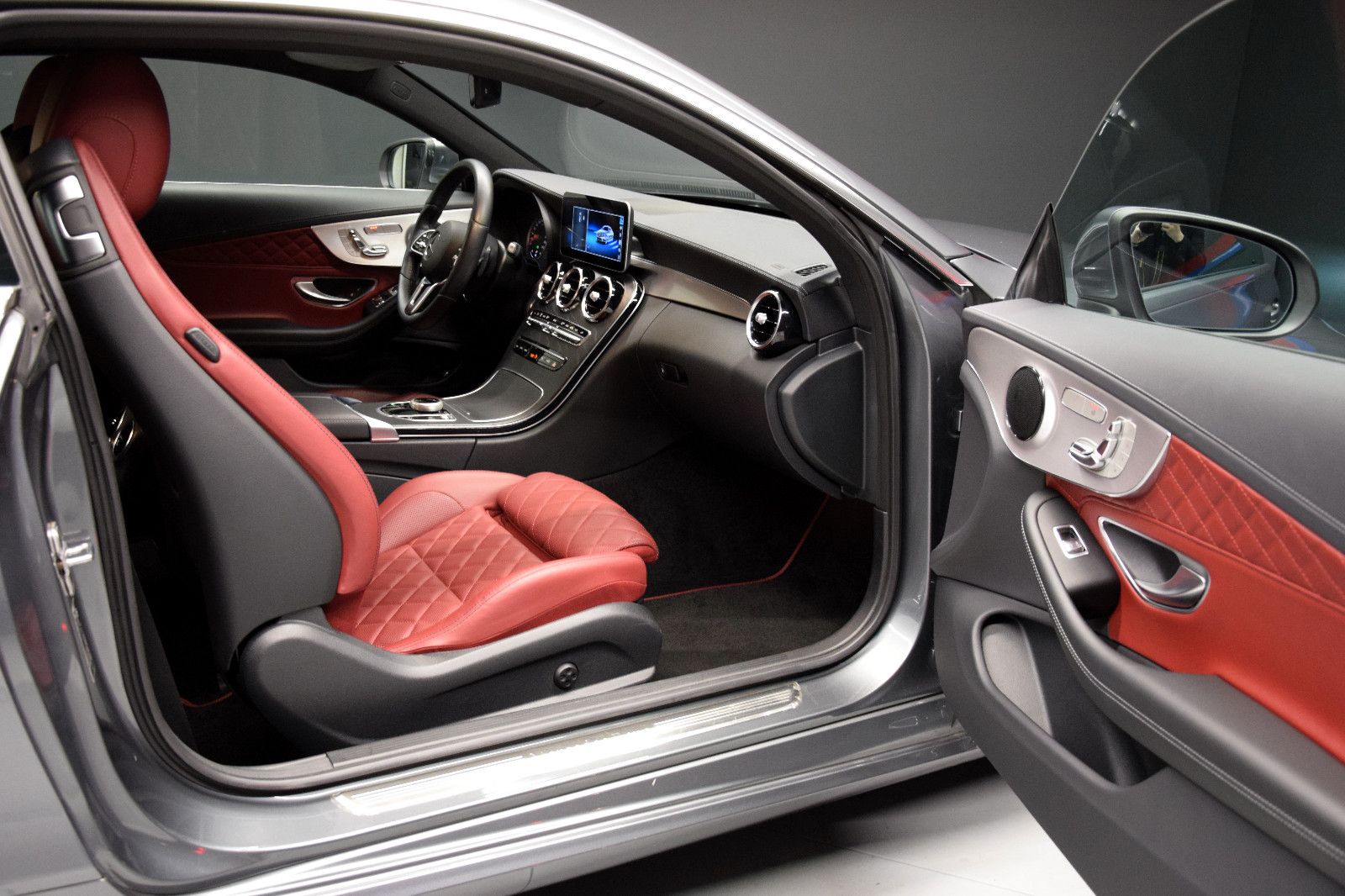 Fahrzeugabbildung Mercedes-Benz C300 4MATIC Coupé AMG LED Rotes Leder 1.Hnd 360°