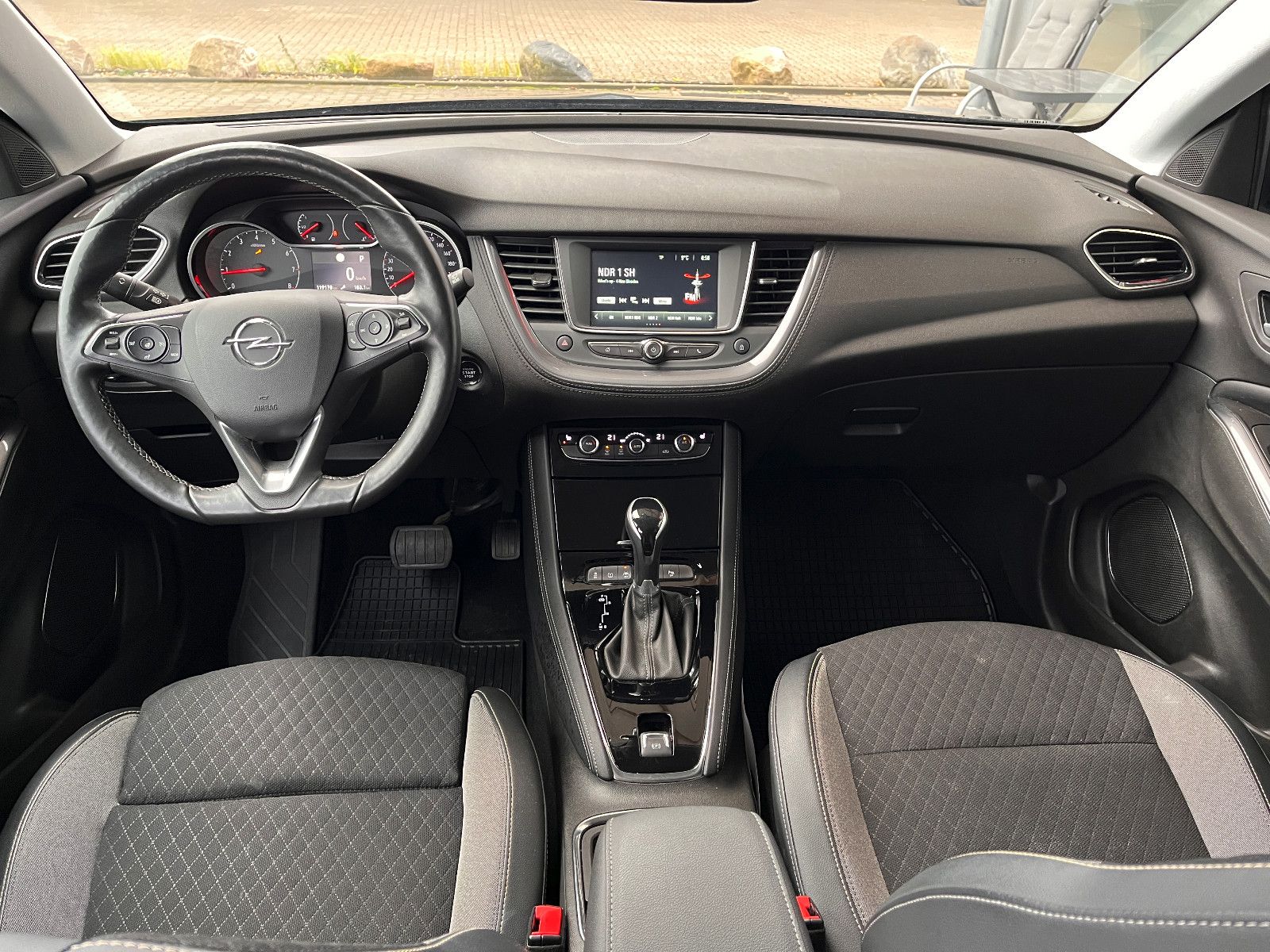 Fahrzeugabbildung Opel Grandland (X) 1.6 Turbo Automatik