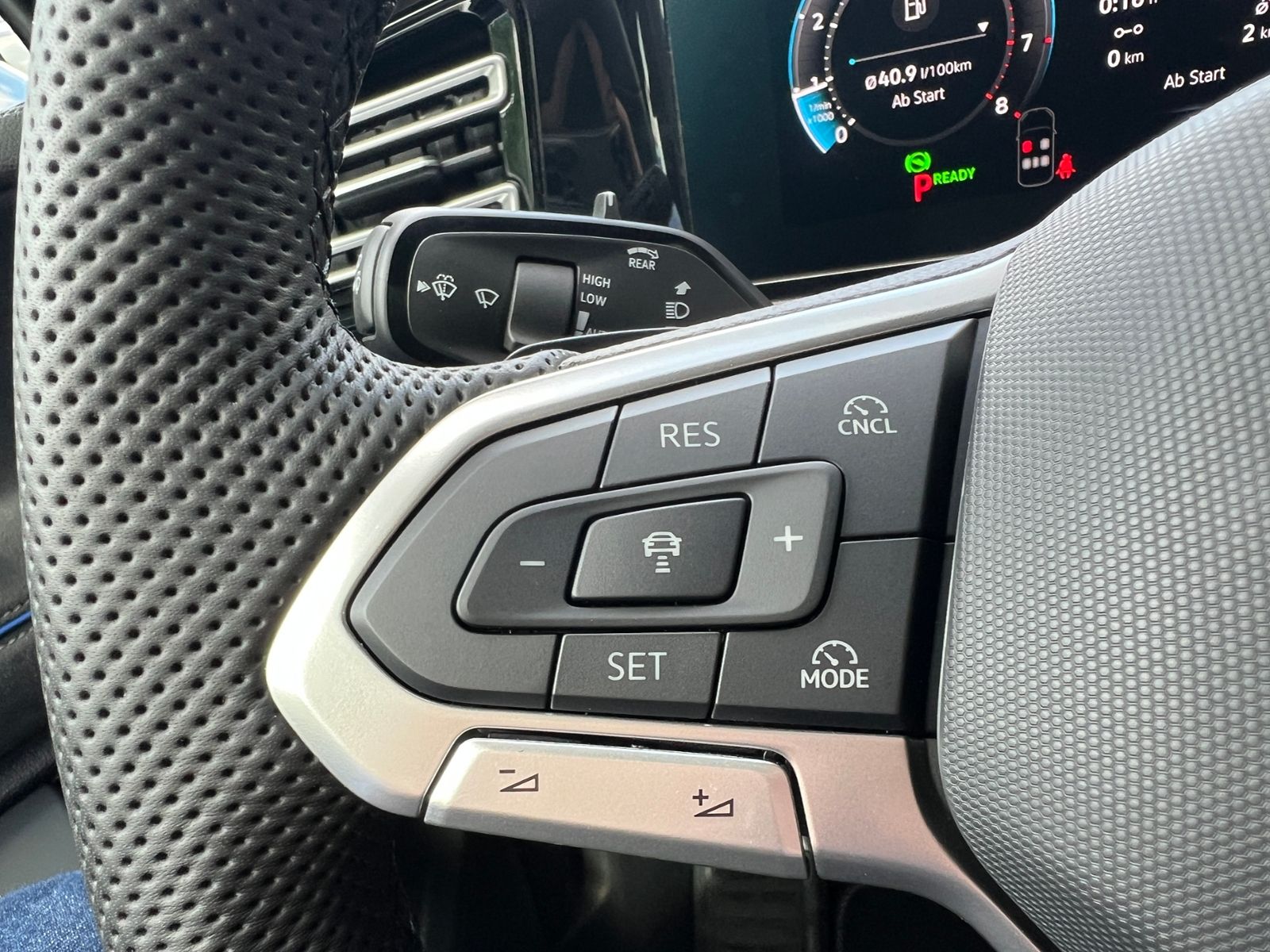 Fahrzeugabbildung Volkswagen Tiguan R-Line 1.5 eTSI DSG *AHK, IQ.Light, ACC,