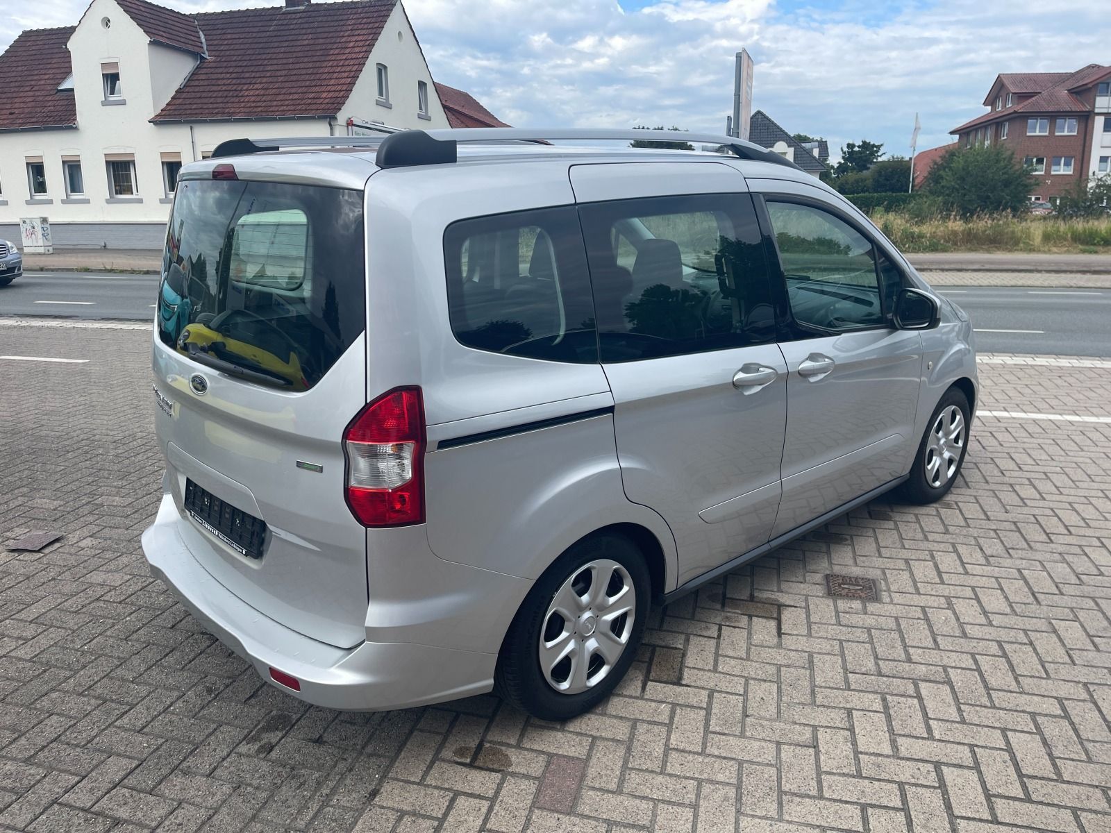 Fahrzeugabbildung Ford Tourneo Courier 1.0 EcoBoost Trend Kombi