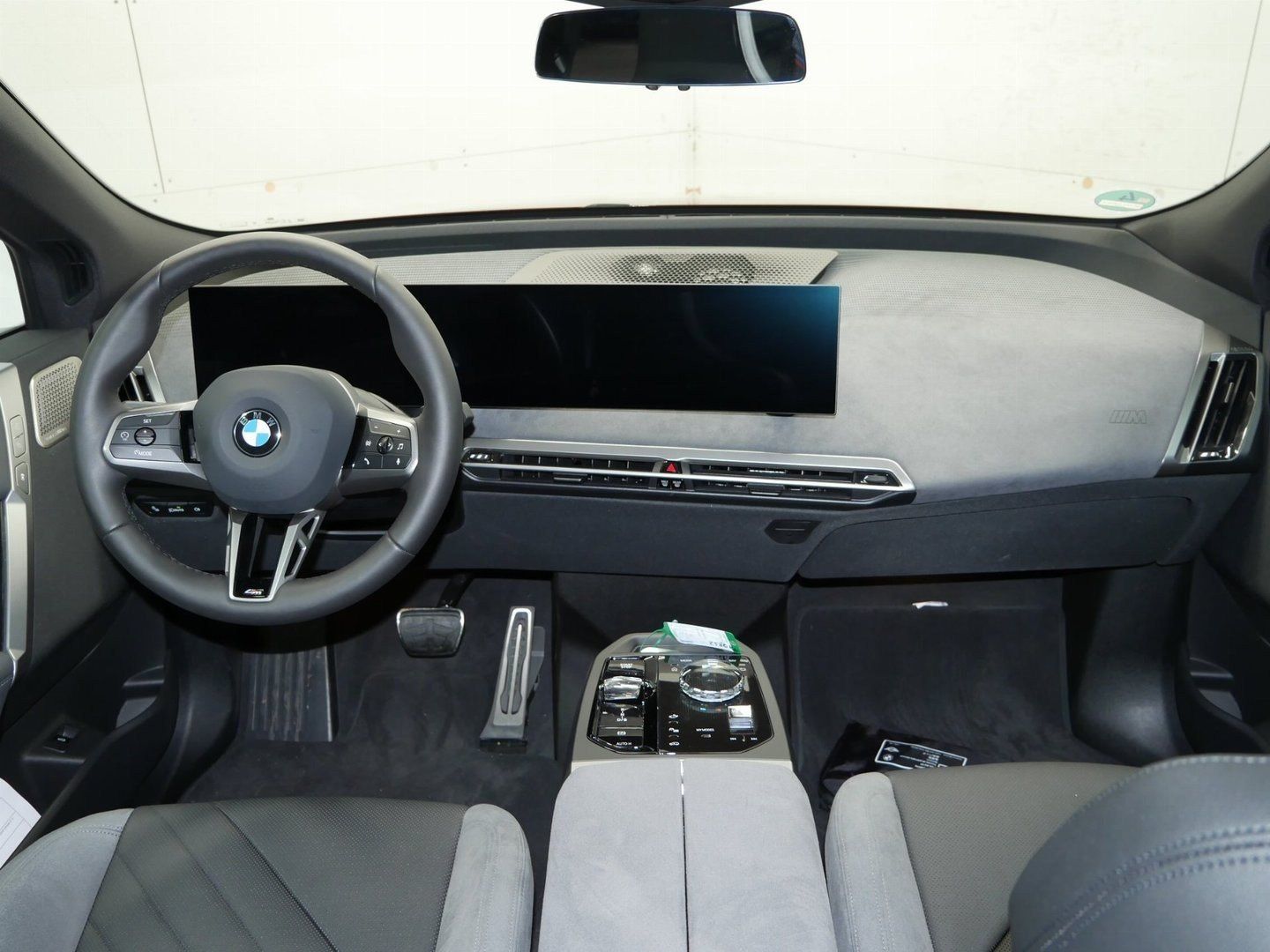 Fahrzeugabbildung BMW iX xDrive60 |M Sportpaket| B&W| Sitzbelüftung vo