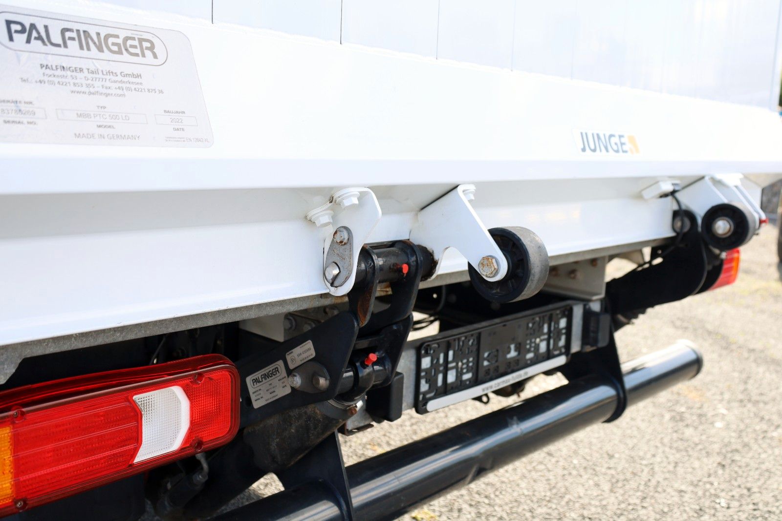 Fahrzeugabbildung Iveco Daily 35C16 ,Daily,KOFFER / LBW-6, Ladebordwand