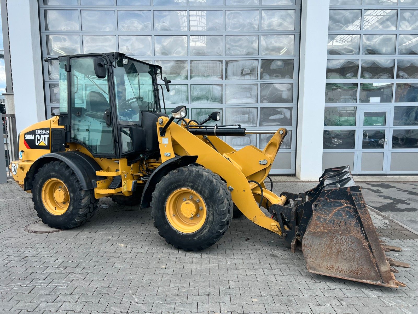 Fahrzeugabbildung CAT 908M / 3.000h / Gabel / Schaufel