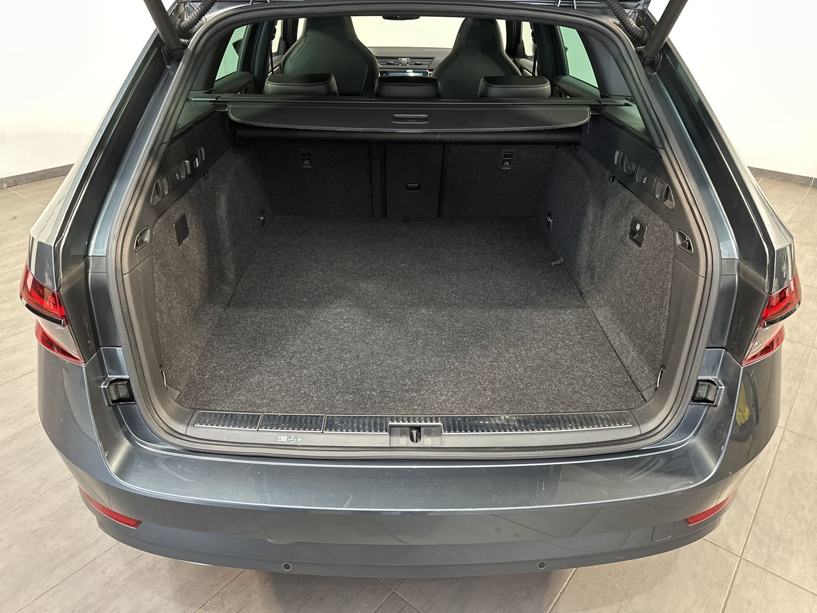 Fahrzeugabbildung SKODA Superb Combi iV Sportline NAV+LED+PANO+VC+19ZOLL