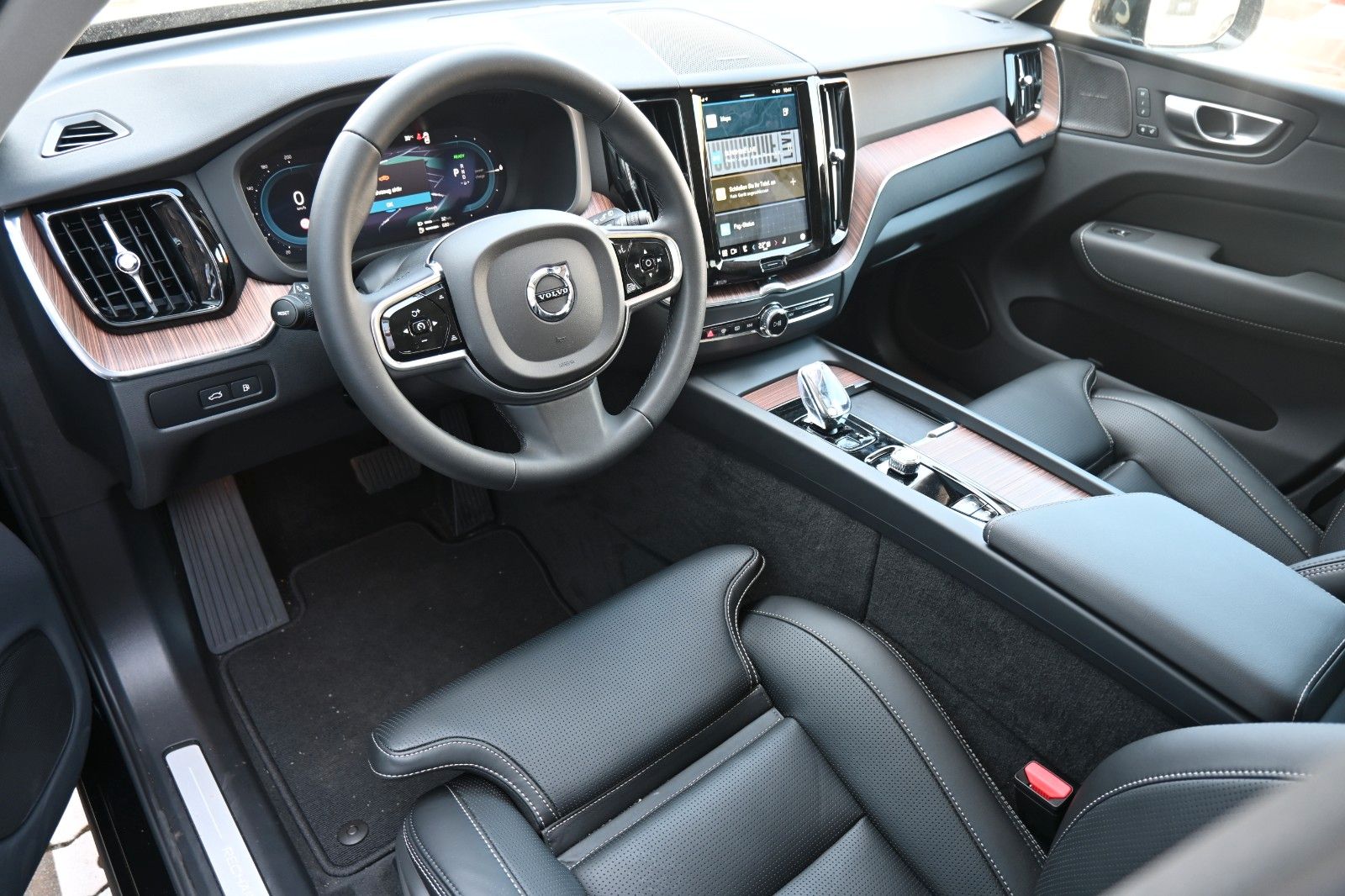 Fahrzeugabbildung Volvo XC60 T6 AWD RC Plus Bright*PANO*360*Luft*H&K*ACC