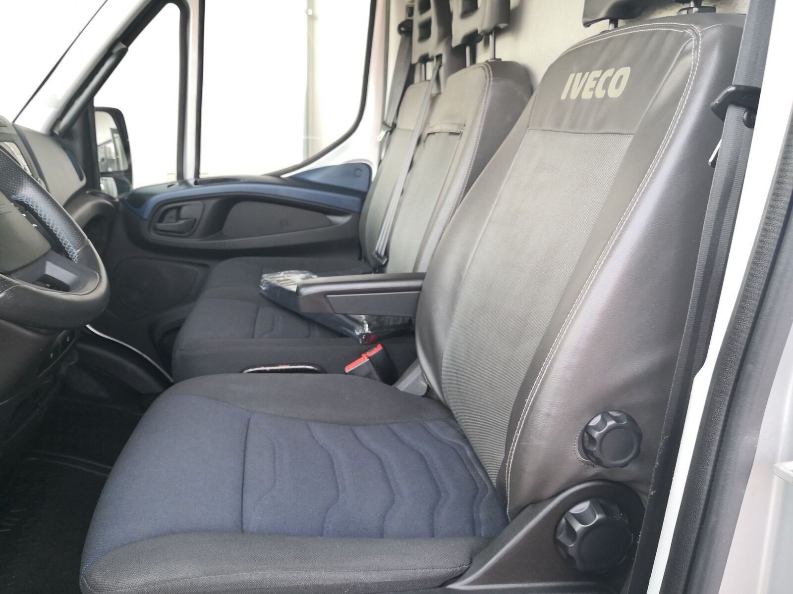 Fahrzeugabbildung Iveco EcoDaily Daily 35S14 A8 MOATL: AB 245,02€* L2H2