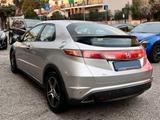 Honda Civic 1.8 i-VTEC 5p. Comfort - Honda Civic aus 2006 mit Benzin-Antrieb