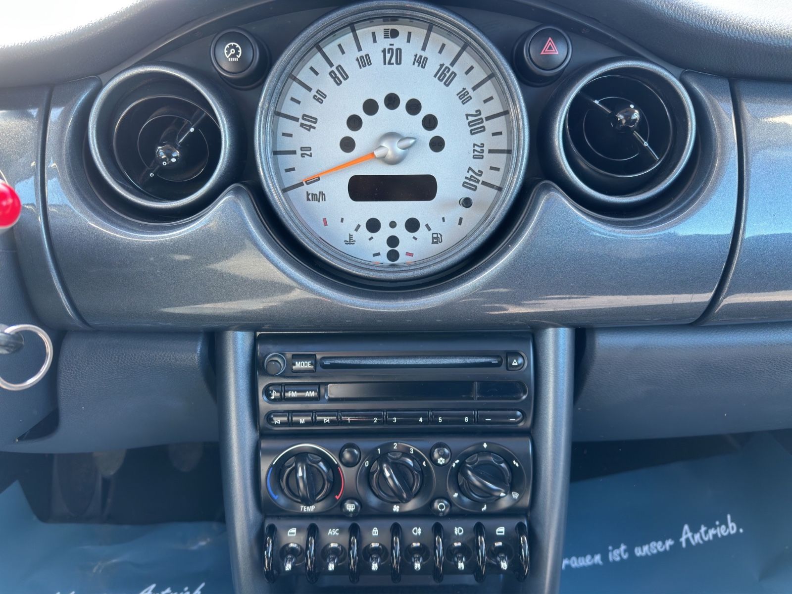 Fahrzeugabbildung MINI ONE /Panoramadach/Klima/SHZ/TÜV07.2027